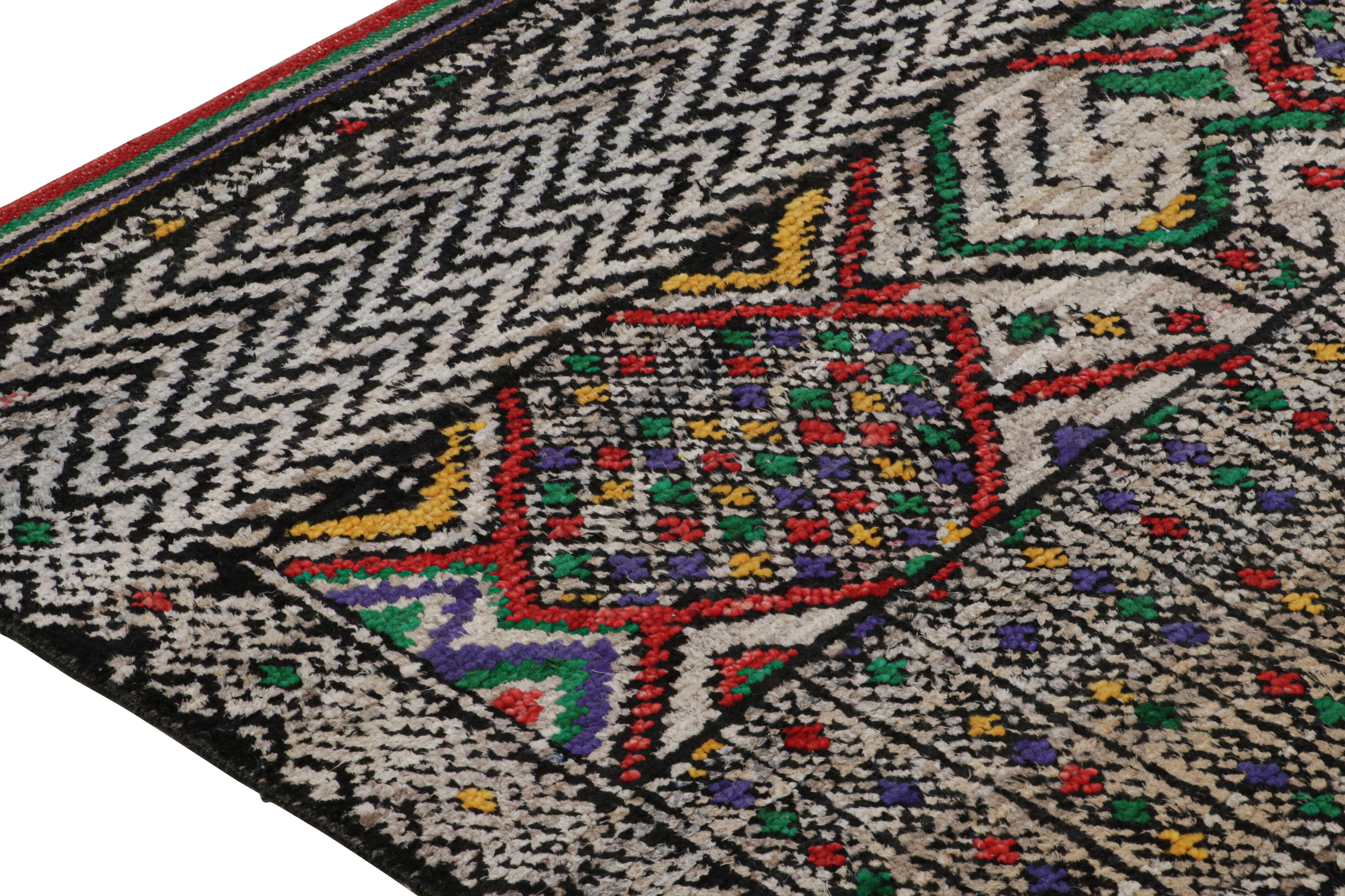 Rug & Kilim's Modernity Moroccan Style Rug with Polychromatic Patterns (tapis de style marocain moderne aux motifs polychromes) Neuf - En vente à Long Island City, NY