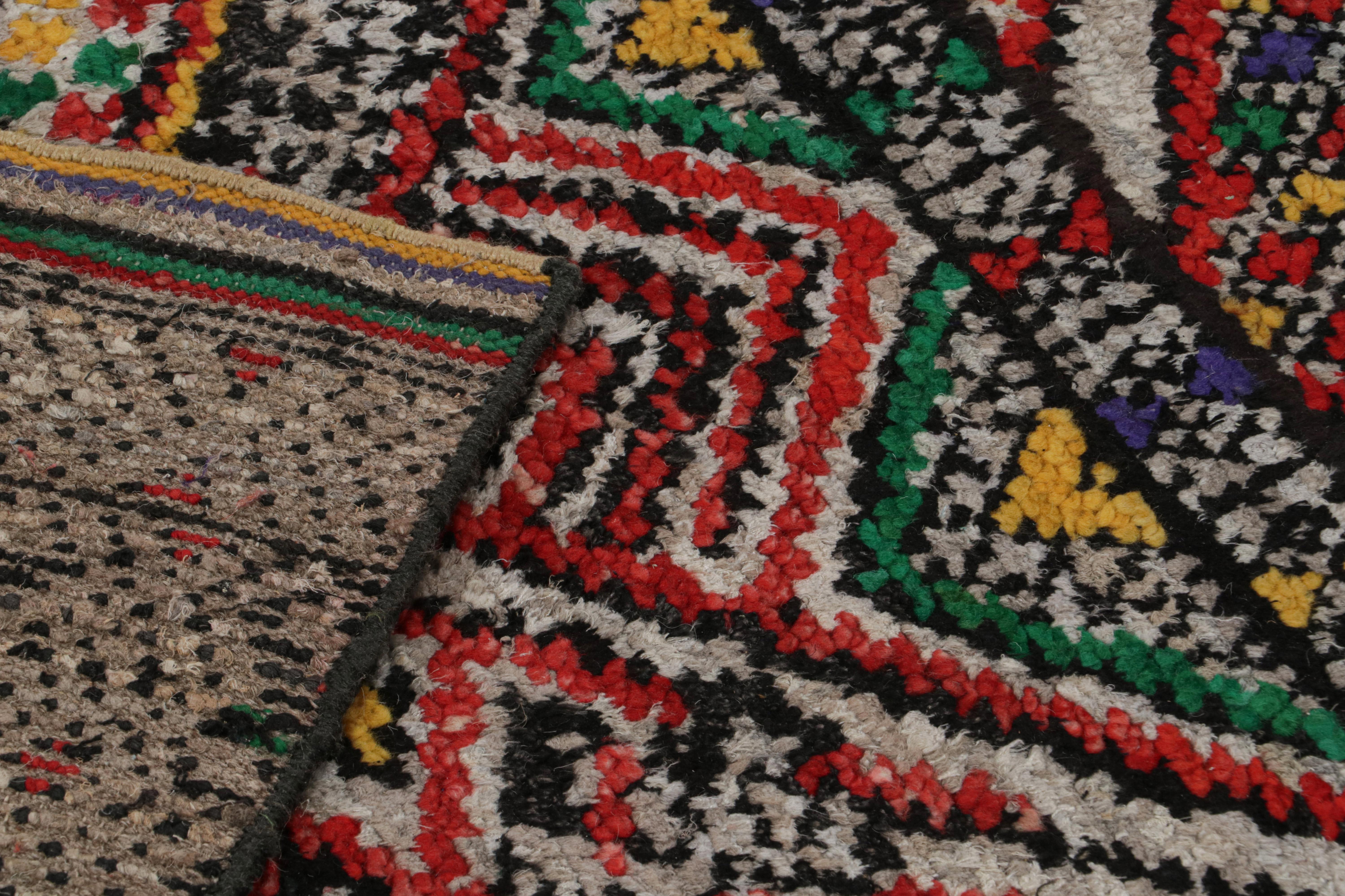 XXIe siècle et contemporain Rug & Kilim's Modernity Moroccan Style Rug with Polychromatic Patterns (tapis de style marocain moderne aux motifs polychromes) en vente