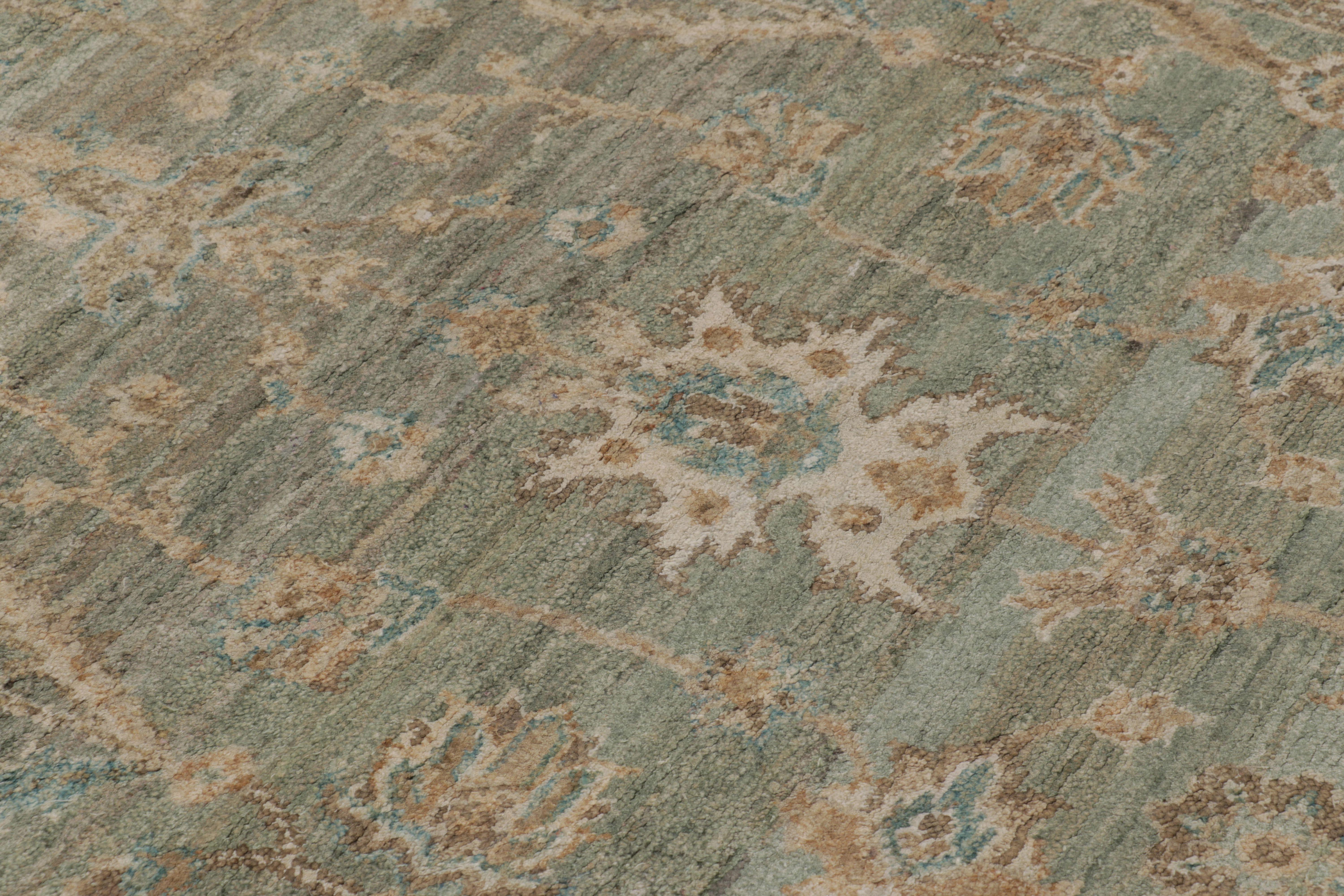 Questo magnifico tappeto 6x8 della Rug & Kilim's Modern Classics Collection è uno studio di ispirazione Oushak con texture e colori raffinati, annodato a mano in seta pregiata. Il disegno presenta eleganti motivi floreali beige-marrone e accenti