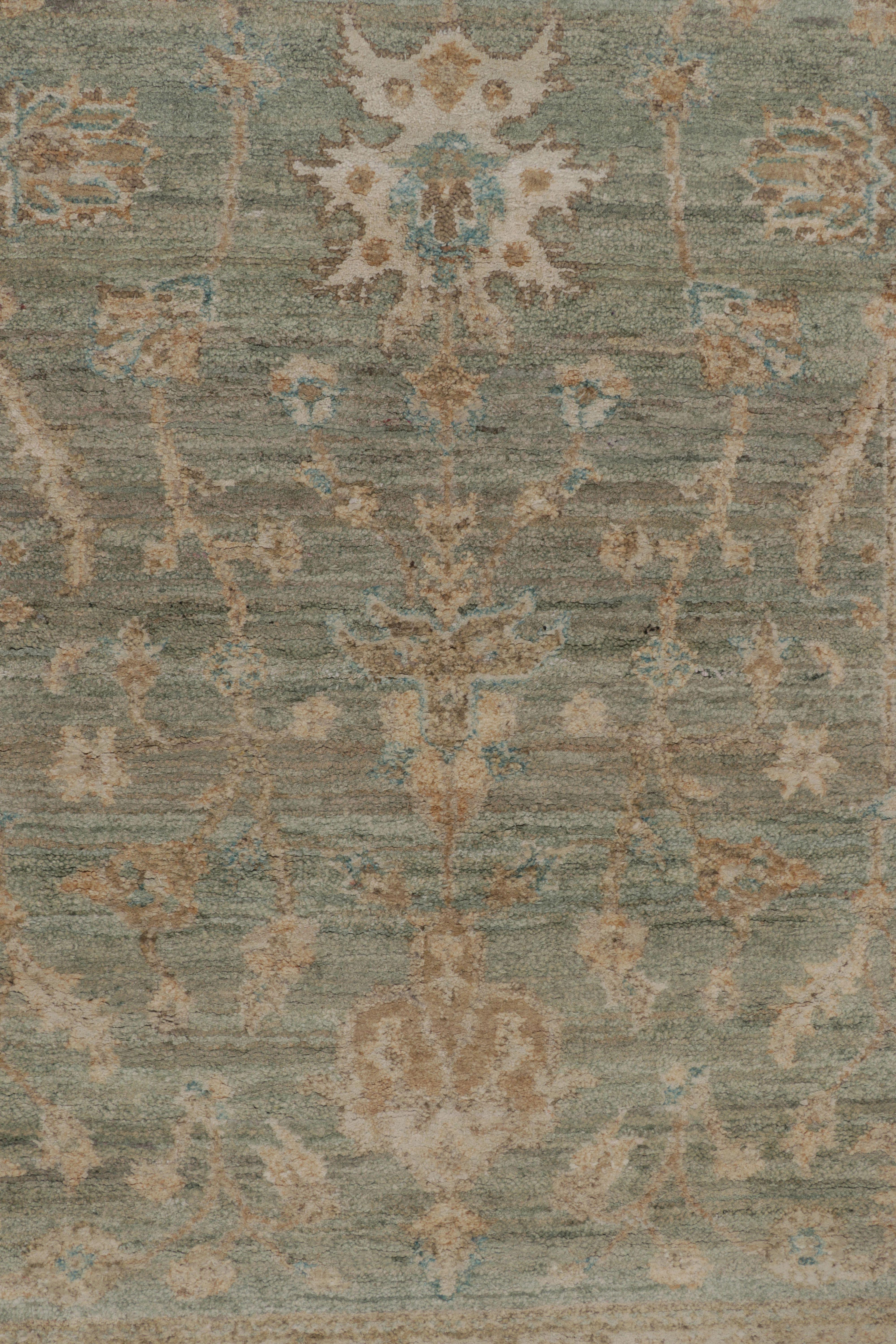 Indiano Il moderno Rug & Kilim di ispirazione Oushak con motivi floreali beige-marrone e blu in vendita