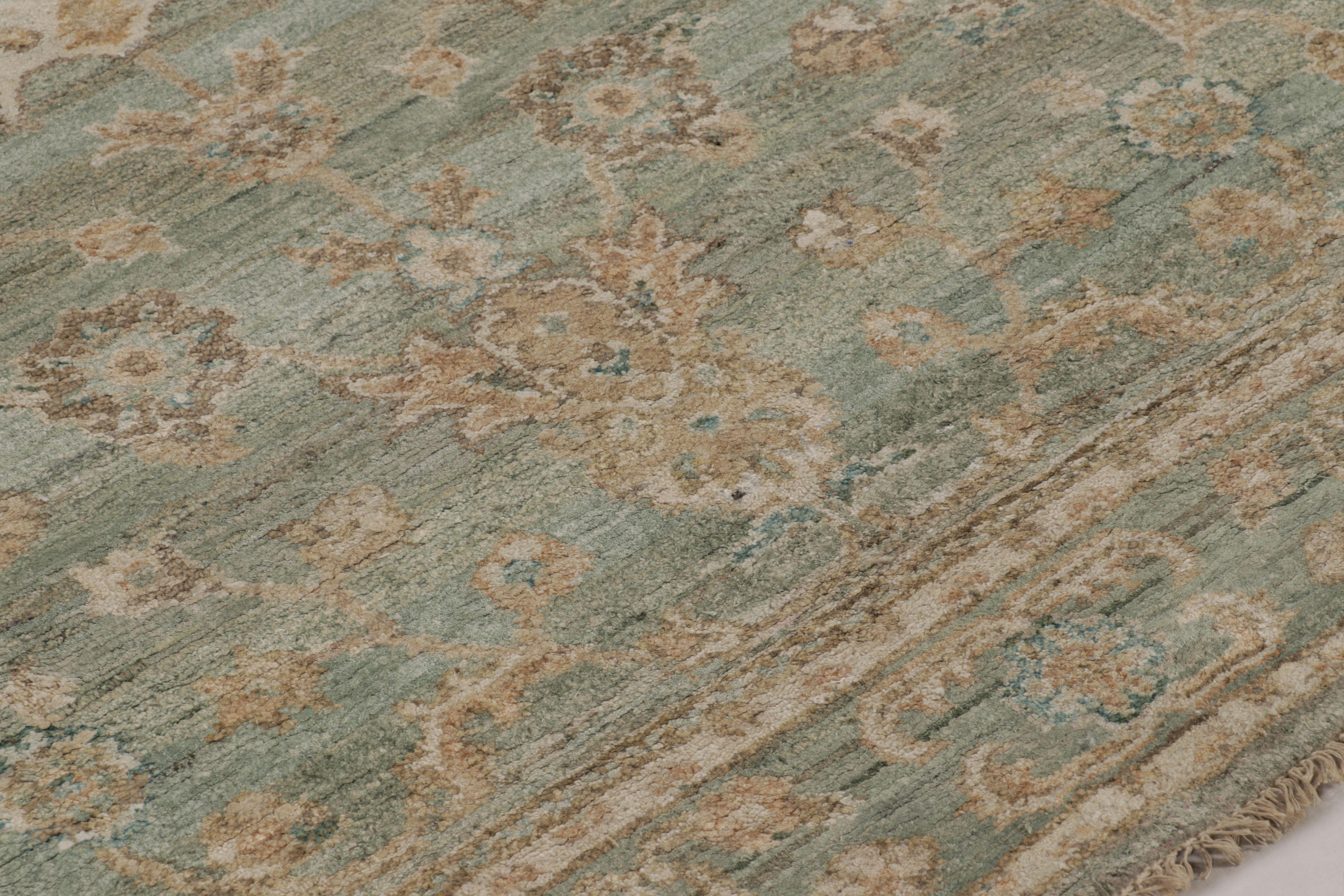 Annodato a mano Il moderno Rug & Kilim di ispirazione Oushak con motivi floreali beige-marrone e blu in vendita