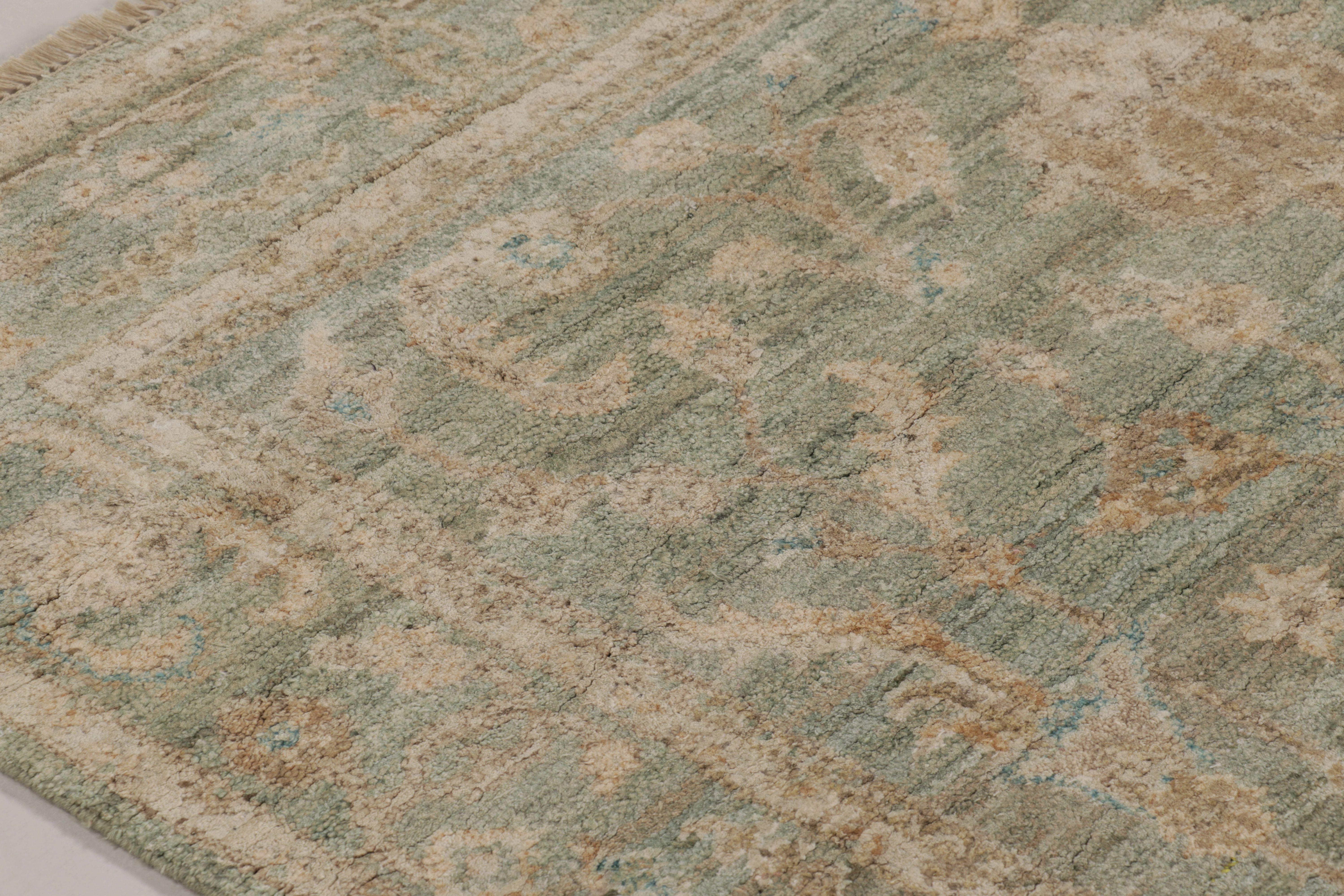 XXI secolo e contemporaneo Il moderno Rug & Kilim di ispirazione Oushak con motivi floreali beige-marrone e blu in vendita