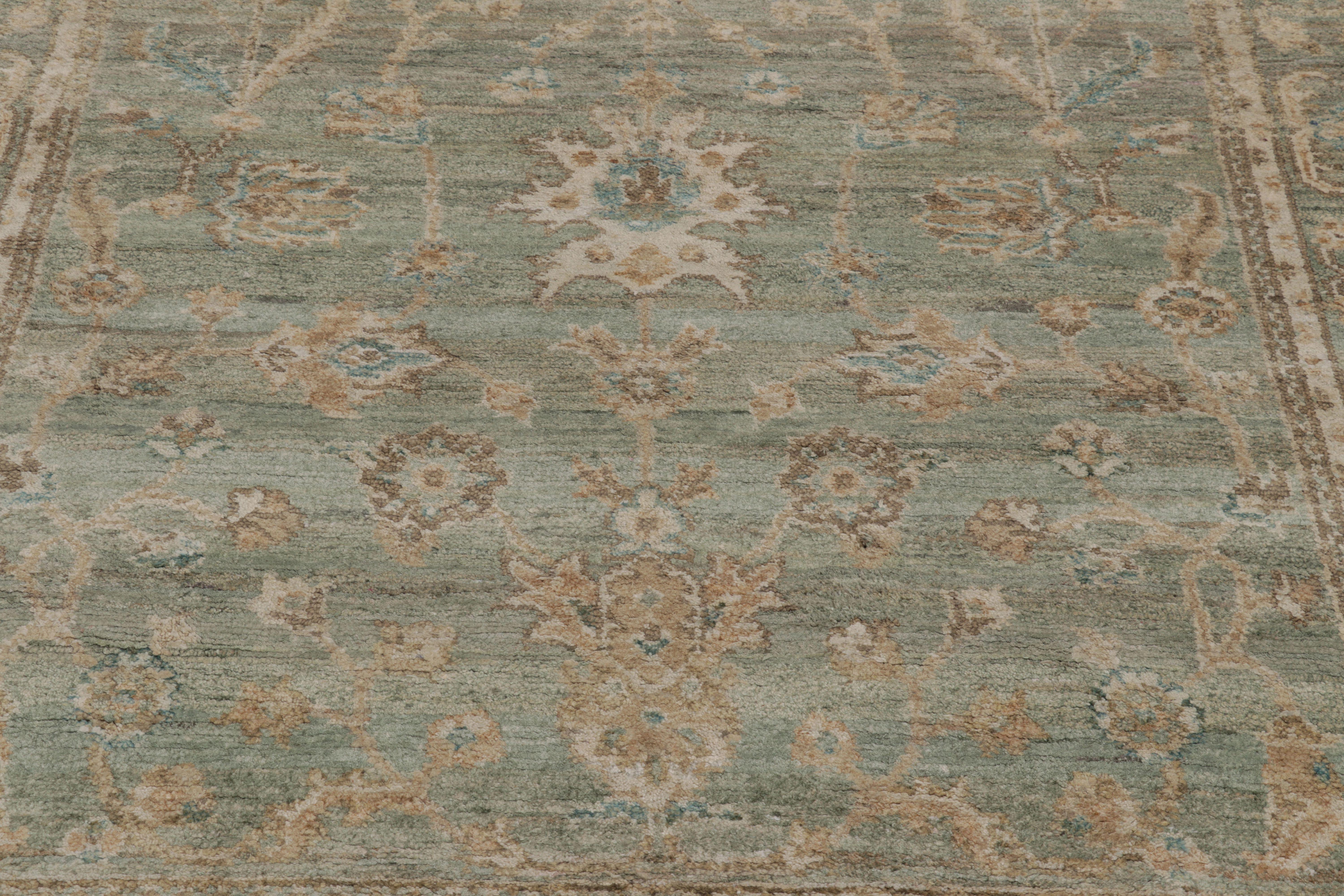 Seta Il moderno Rug & Kilim di ispirazione Oushak con motivi floreali beige-marrone e blu in vendita
