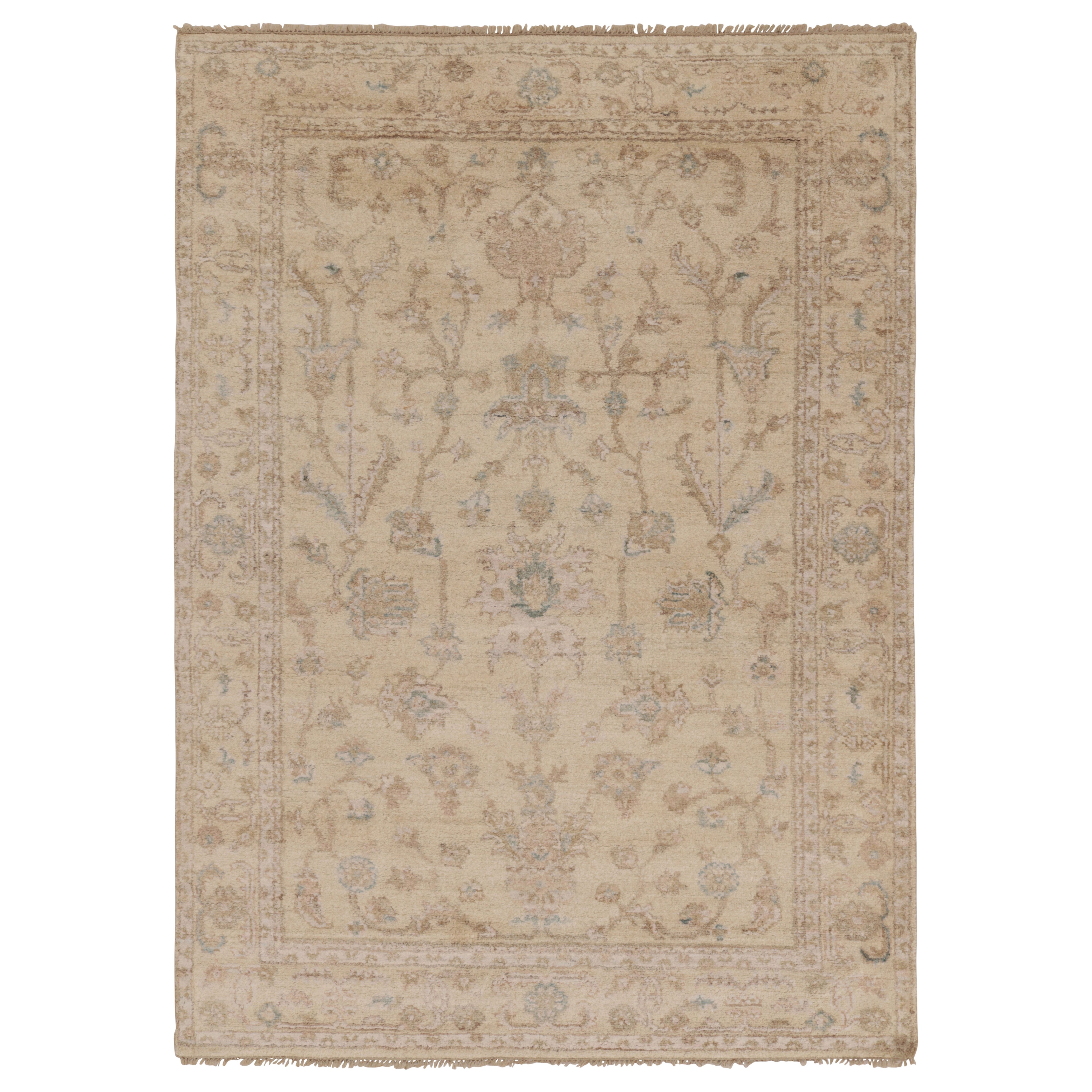 Rug & Kilim: un tappeto moderno ispirato all'Oushak con motivi floreali bianchi e crema