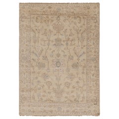 Rug & Kilim: un tappeto moderno ispirato all'Oushak con motivi floreali bianchi e crema