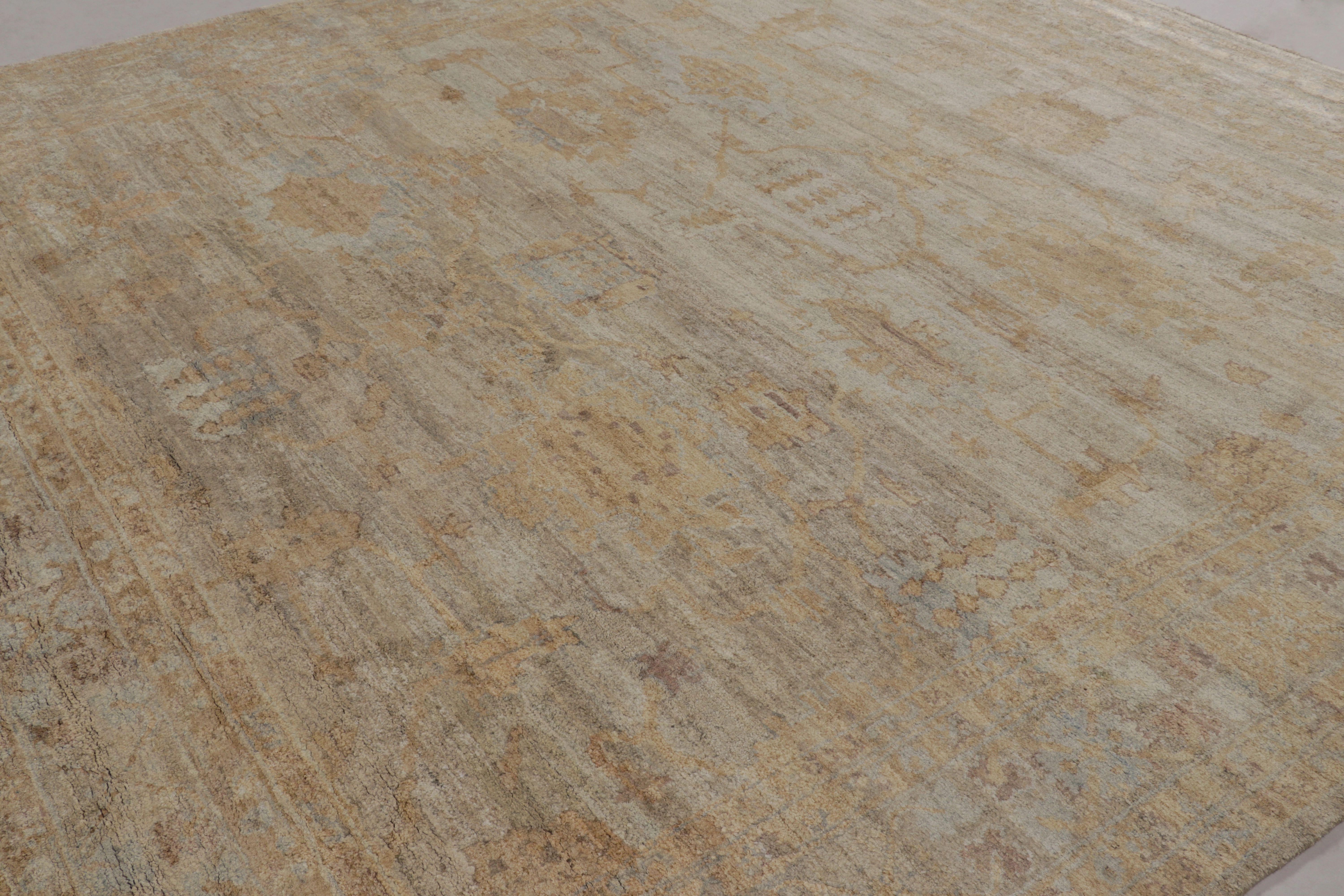 Questo magnifico tappeto quadrato 12x12 della Modern Classics Collection è un capolavoro luminoso di ispirazione Oushak, annodato a mano interamente in pura seta. Il design è caratterizzato da un lavaggio fluido dei colori che oscura dolcemente i