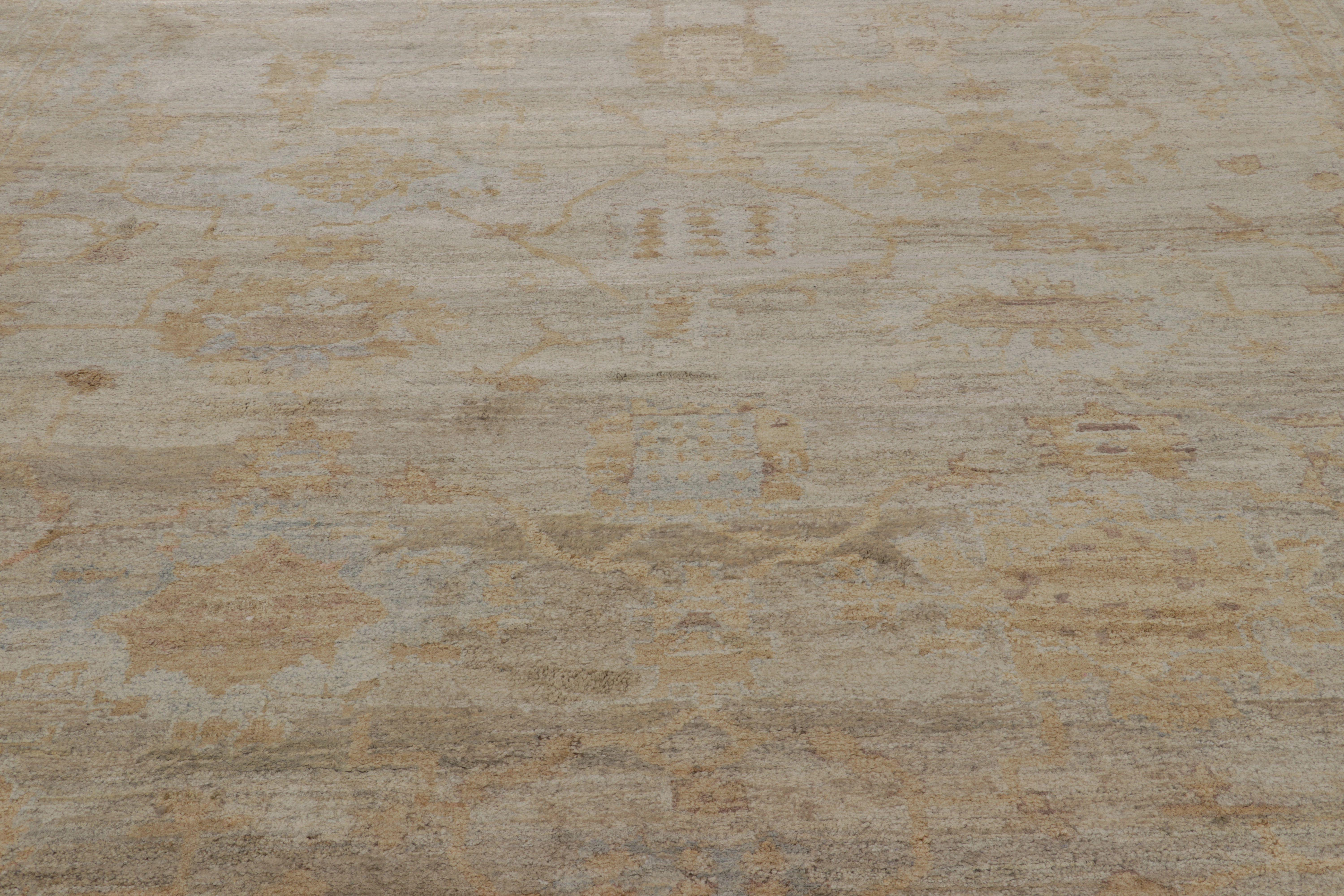 Indiano Rug & Kilim è un tappeto moderno ispirato all'Oushak in grigio pallido e con un motivo floreale in oro tenue in vendita