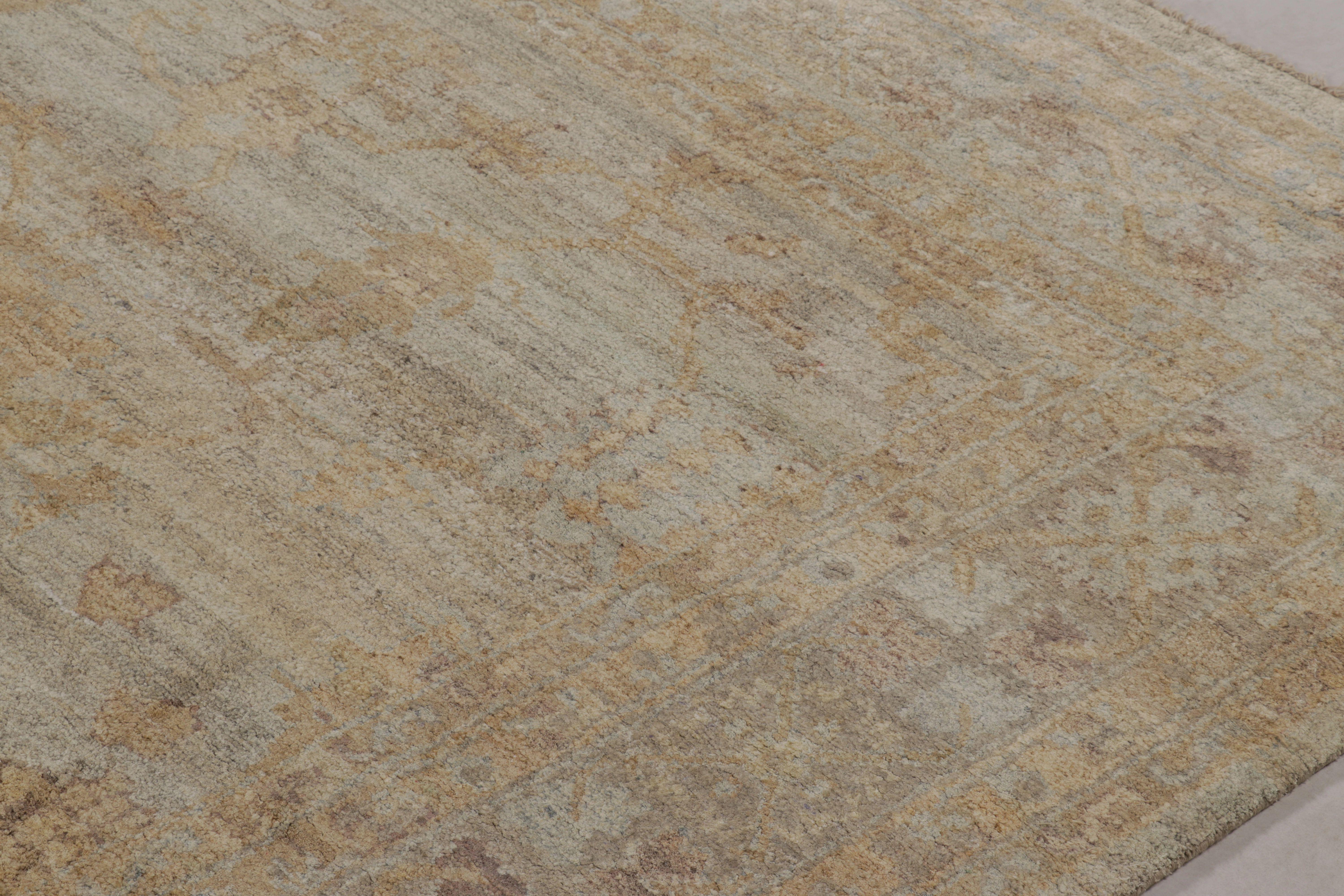 Annodato a mano Rug & Kilim è un tappeto moderno ispirato all'Oushak in grigio pallido e con un motivo floreale in oro tenue in vendita