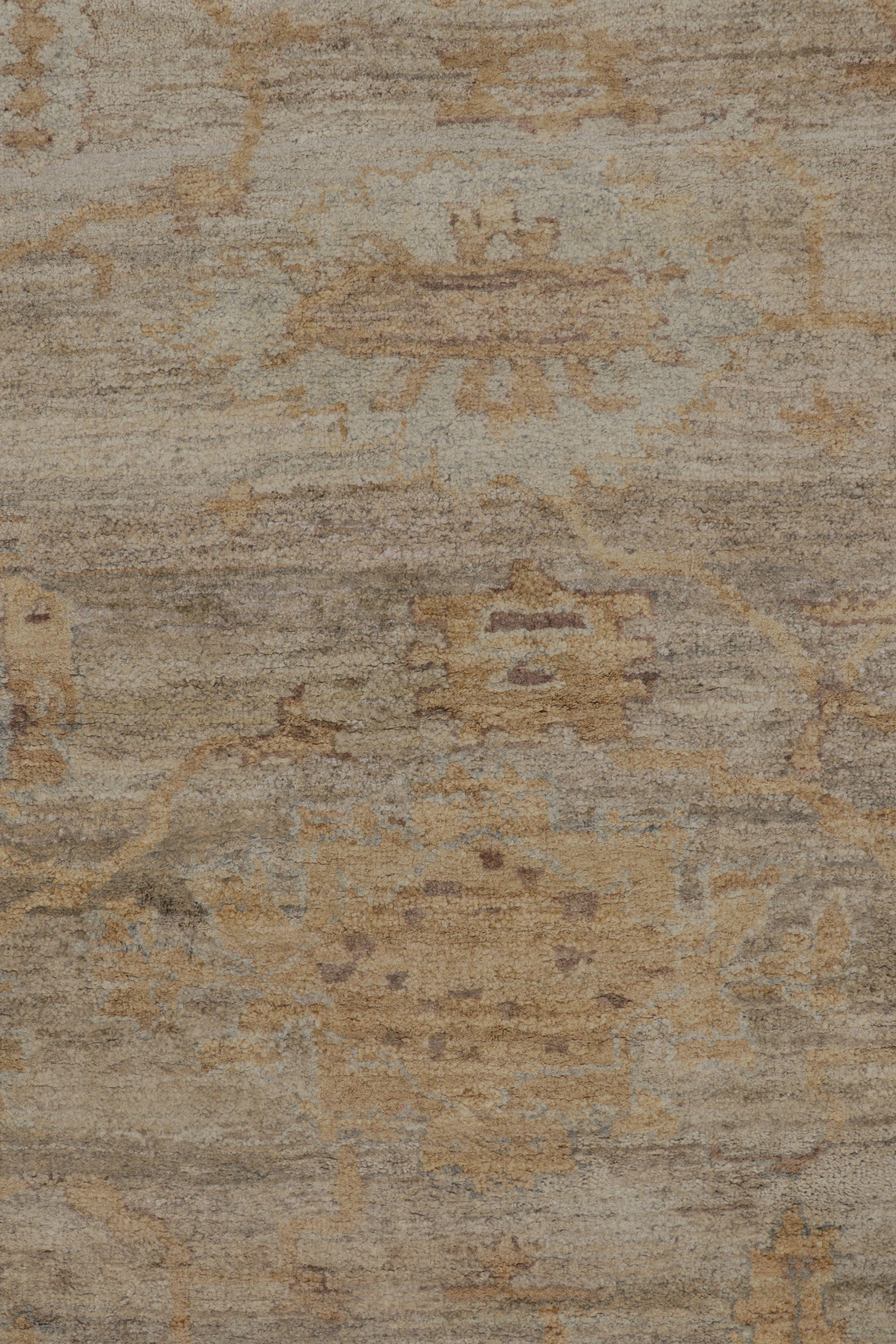 Rug & Kilim è un tappeto moderno ispirato all'Oushak in grigio pallido e con un motivo floreale in oro tenue In condizioni Nuovo in vendita a Long Island City, NY