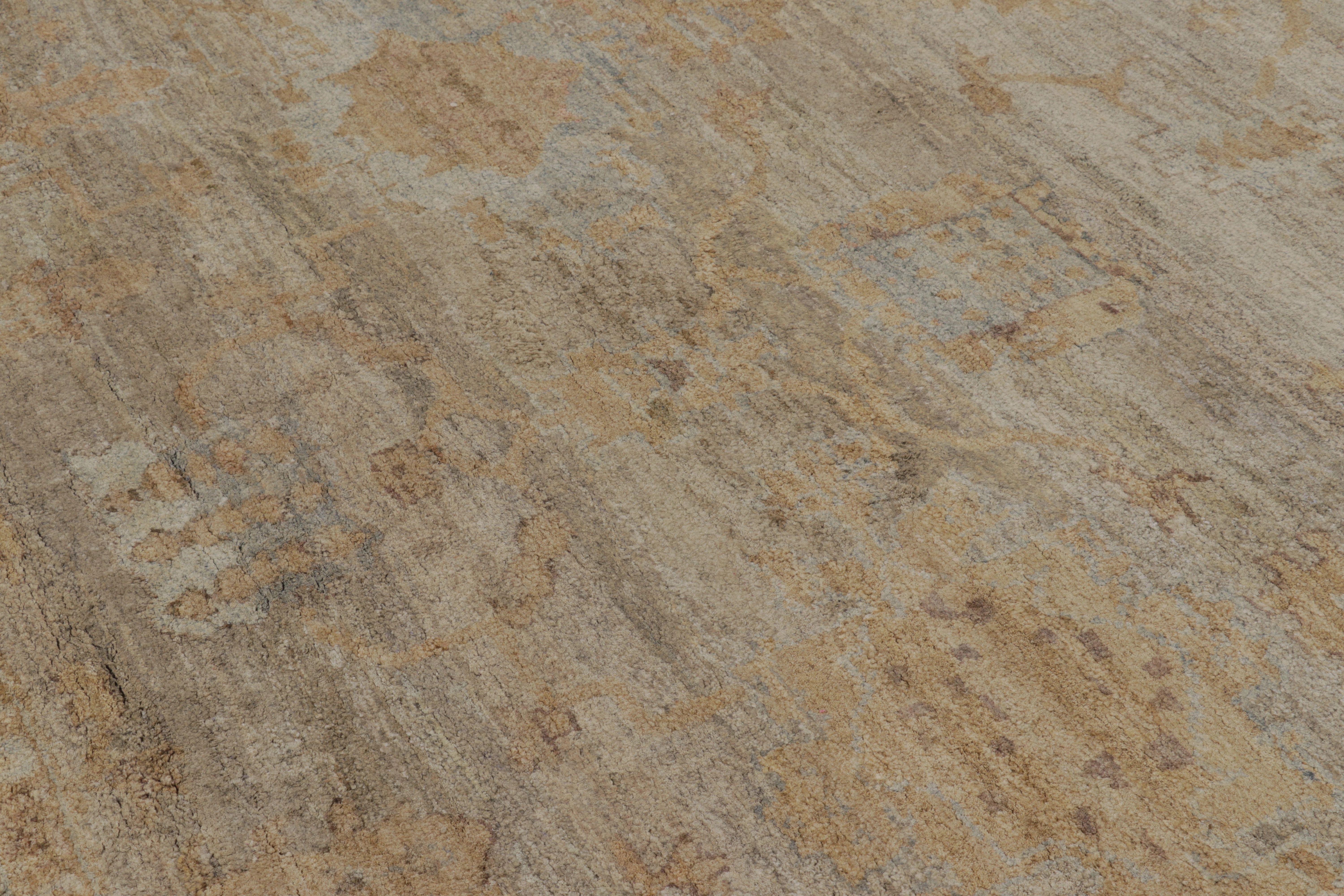 XXI secolo e contemporaneo Rug & Kilim è un tappeto moderno ispirato all'Oushak in grigio pallido e con un motivo floreale in oro tenue in vendita