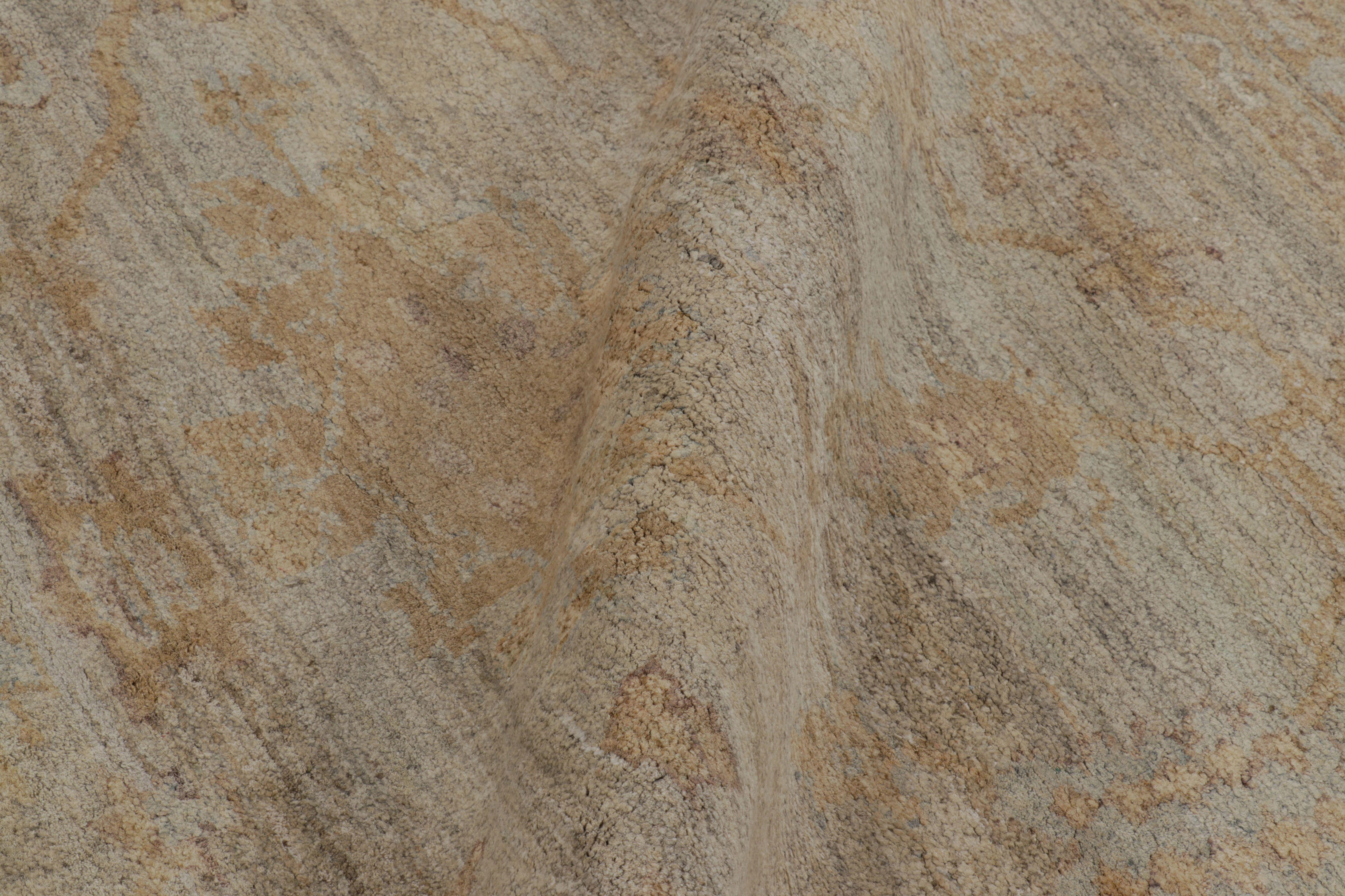 Seta Rug & Kilim è un tappeto moderno ispirato all'Oushak in grigio pallido e con un motivo floreale in oro tenue in vendita