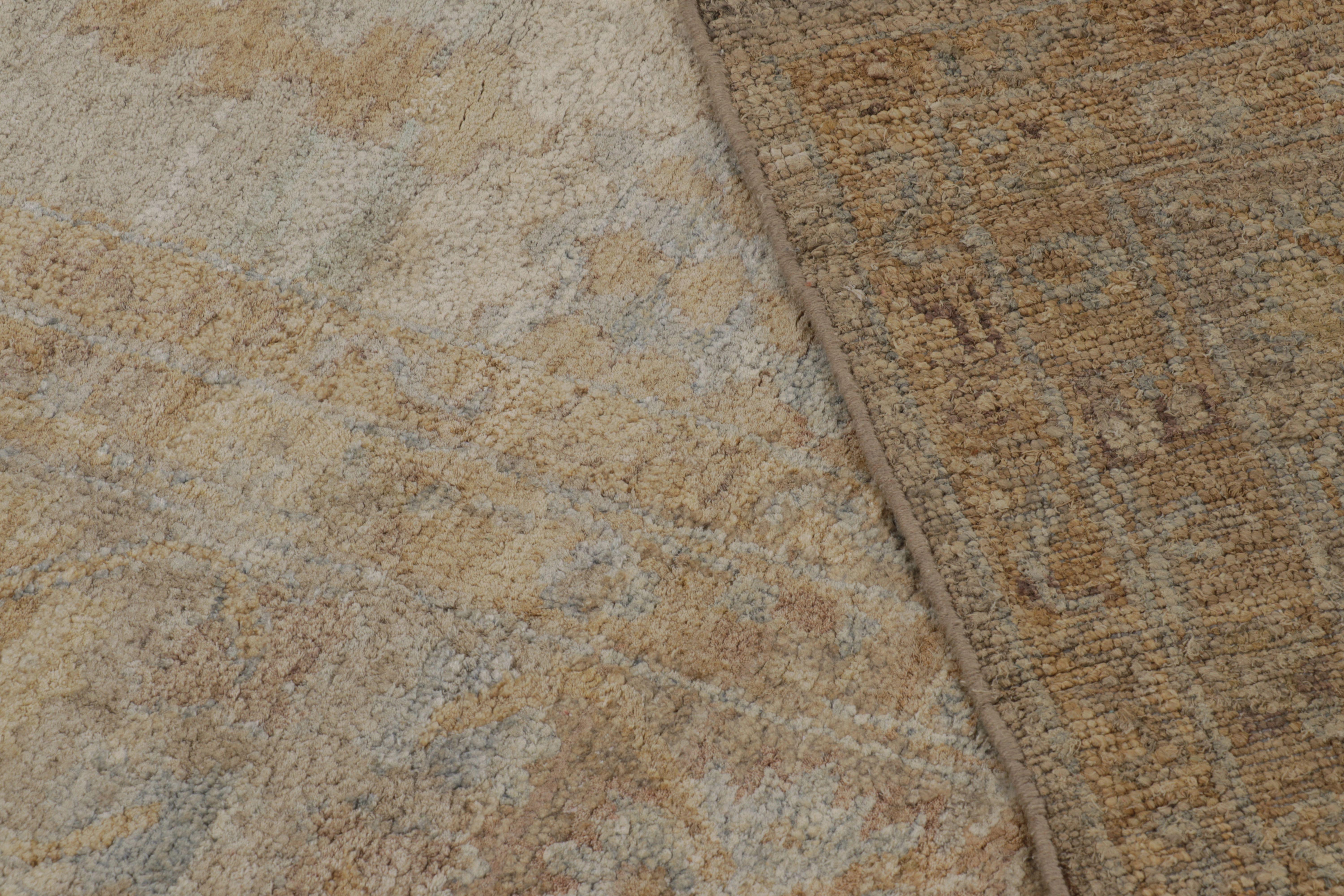 Rug & Kilim è un tappeto moderno ispirato all'Oushak in grigio pallido e con un motivo floreale in oro tenue in vendita 1