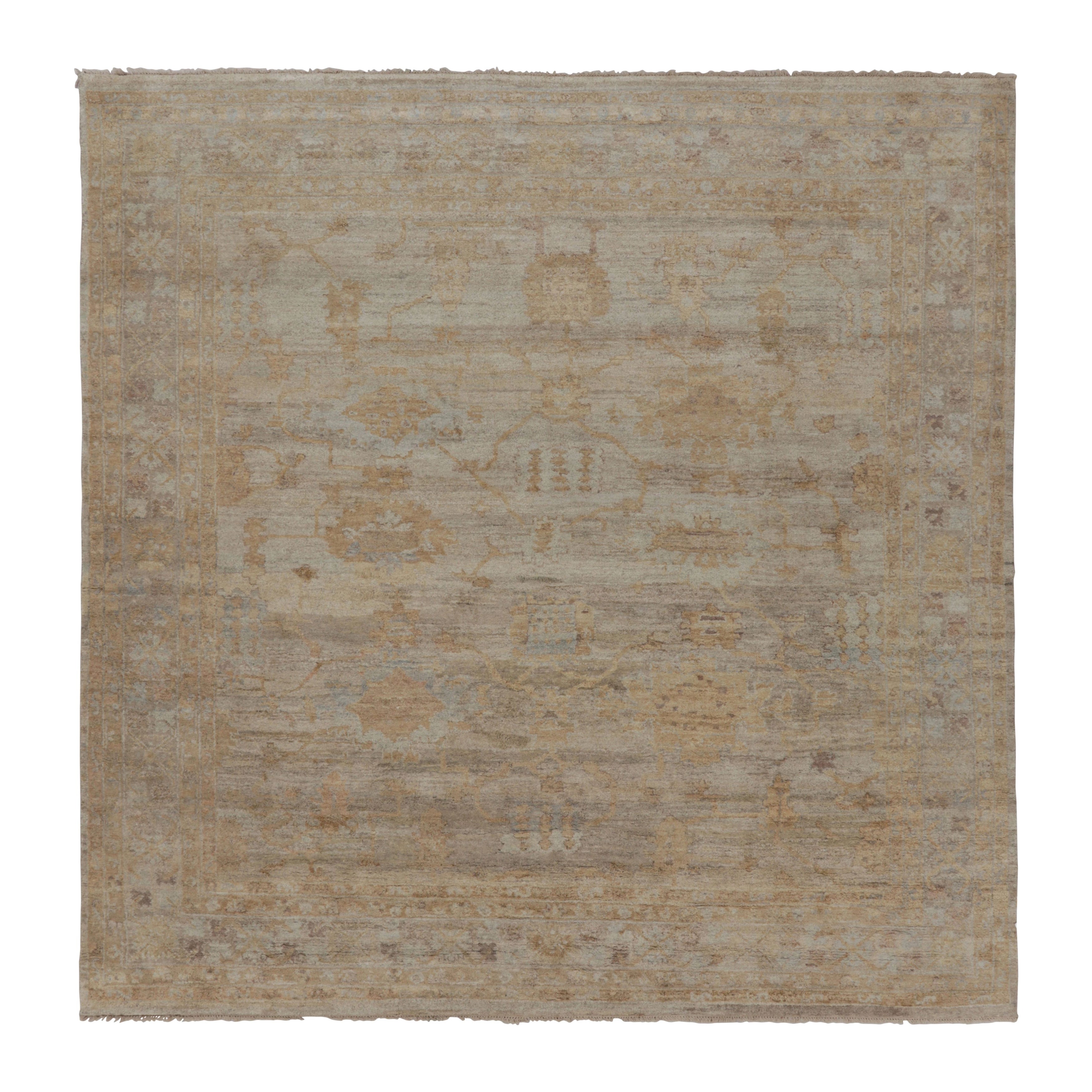 Rug 
Kilims moderner, von Oushak inspirierter Teppich in blassem Grau und zartem Gold mit Blumenmuster