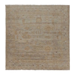 Rug 
Kilims moderner, von Oushak inspirierter Teppich in blassem Grau und zartem Gold mit Blumenmuster