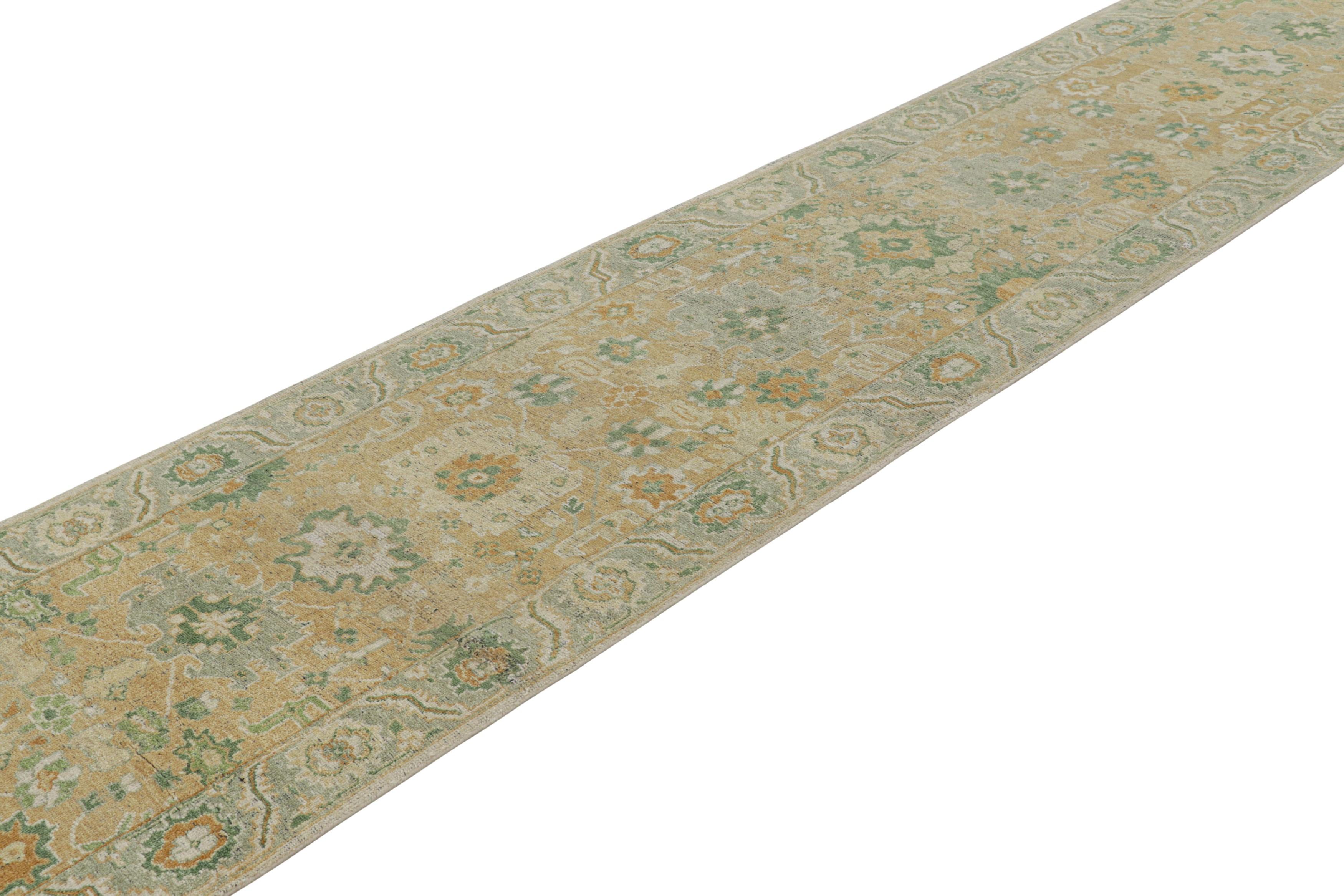 Realizzato con una speciale miscela di lana Ghazni annodata a mano, questo tappeto runner 3x22 contemporaneo extra-lungo è una nuova ed entusiasmante aggiunta ai classici personalizzati della Rug & Kilim's Burano Collection, ispirata ai design di