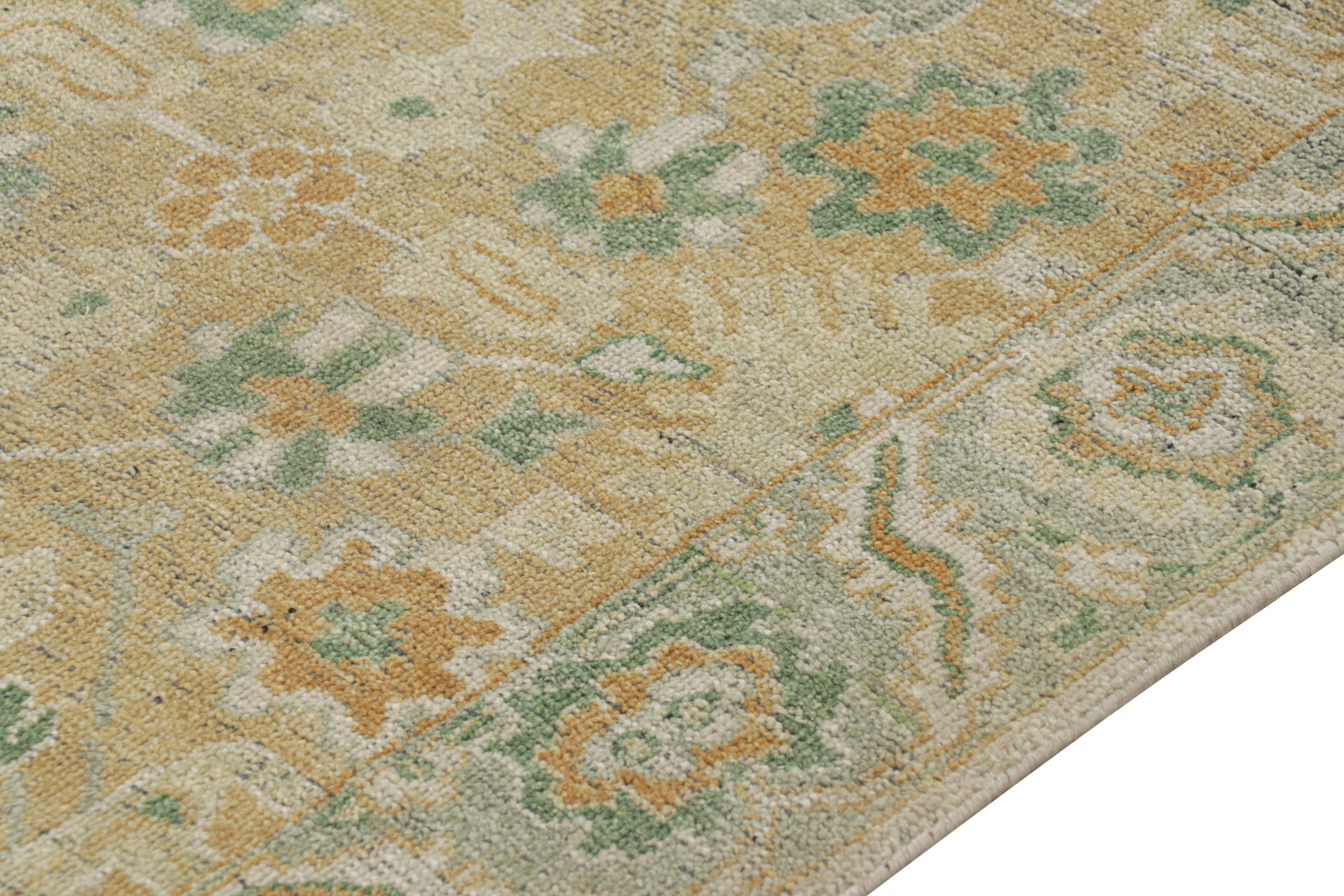 Indiano Rug & Kilim: un moderno runner extra-lungo in stile Oushak in marrone, verde e fiori in vendita