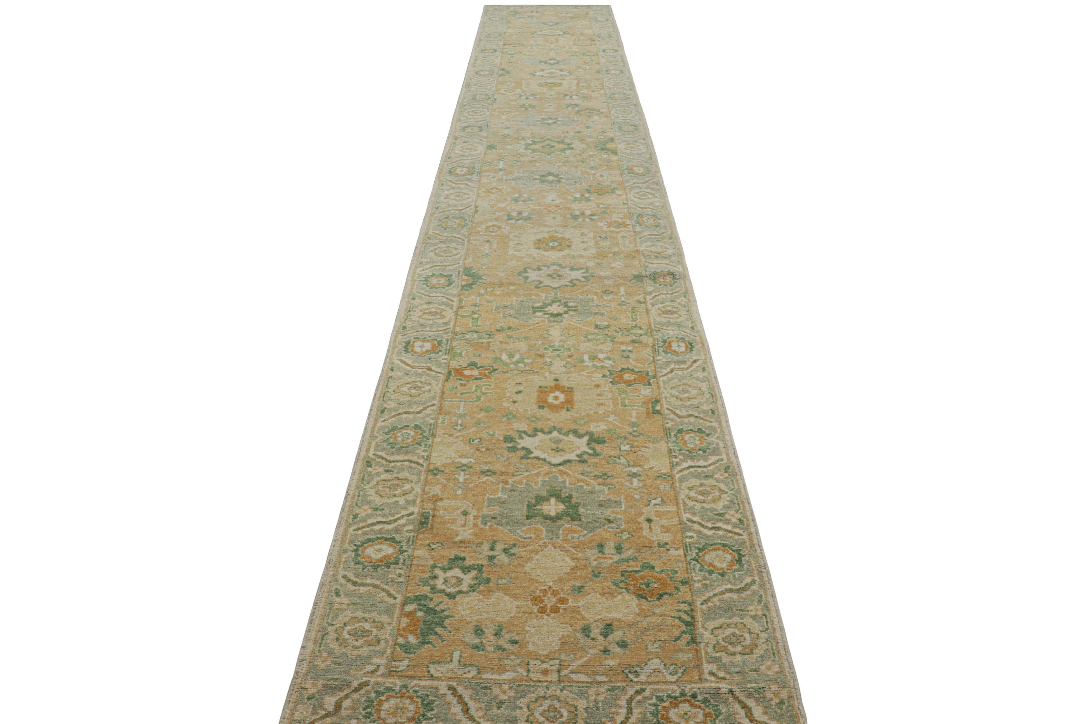 Annodato a mano Rug & Kilim: un moderno runner extra-lungo in stile Oushak in marrone, verde e fiori in vendita