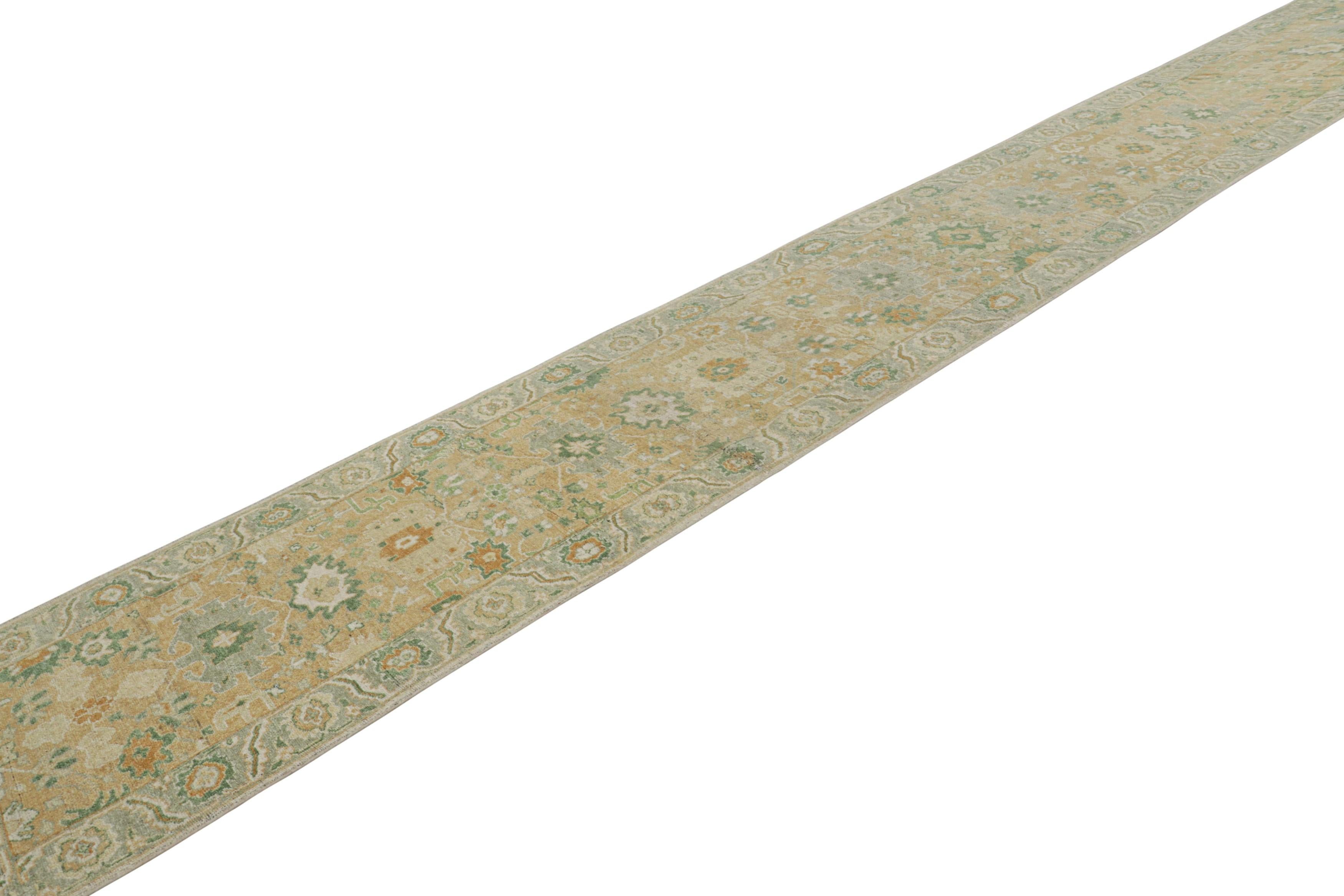 Rug & Kilim: un moderno runner extra-lungo in stile Oushak in marrone, verde e fiori In condizioni Nuovo in vendita a Long Island City, NY