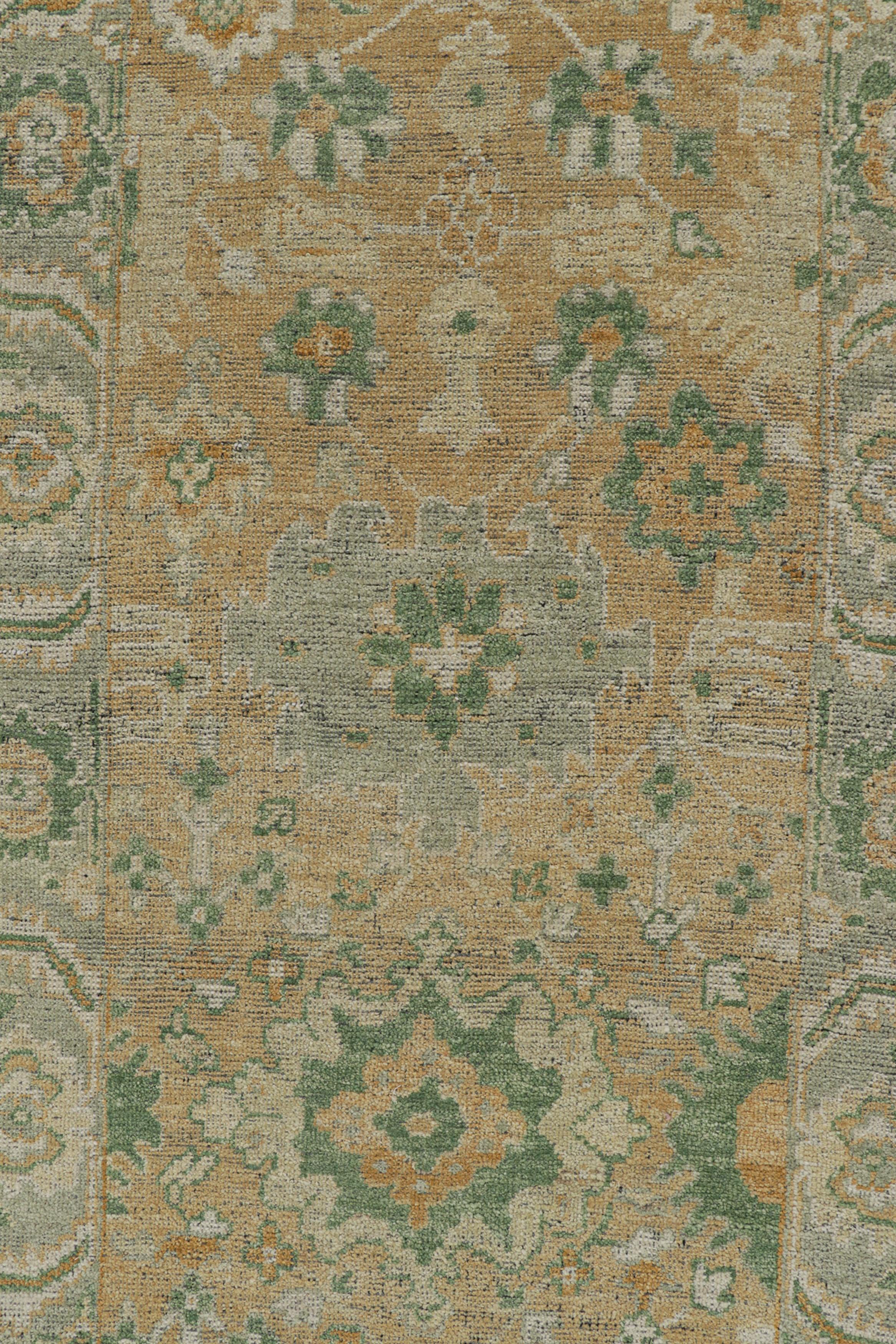 XXI secolo e contemporaneo Rug & Kilim: un moderno runner extra-lungo in stile Oushak in marrone, verde e fiori in vendita