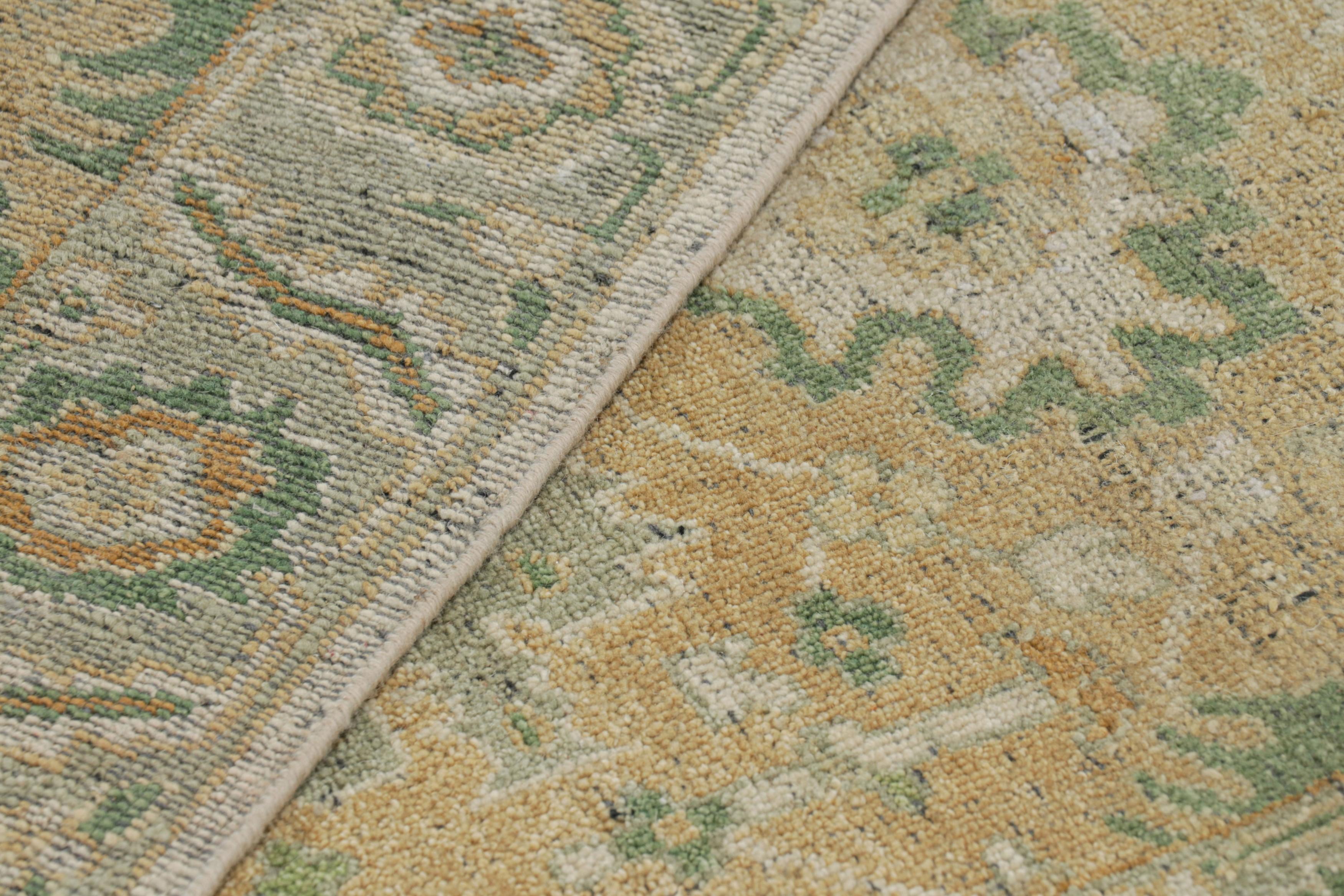 Rug & Kilim: un moderno runner extra-lungo in stile Oushak in marrone, verde e fiori in vendita 1