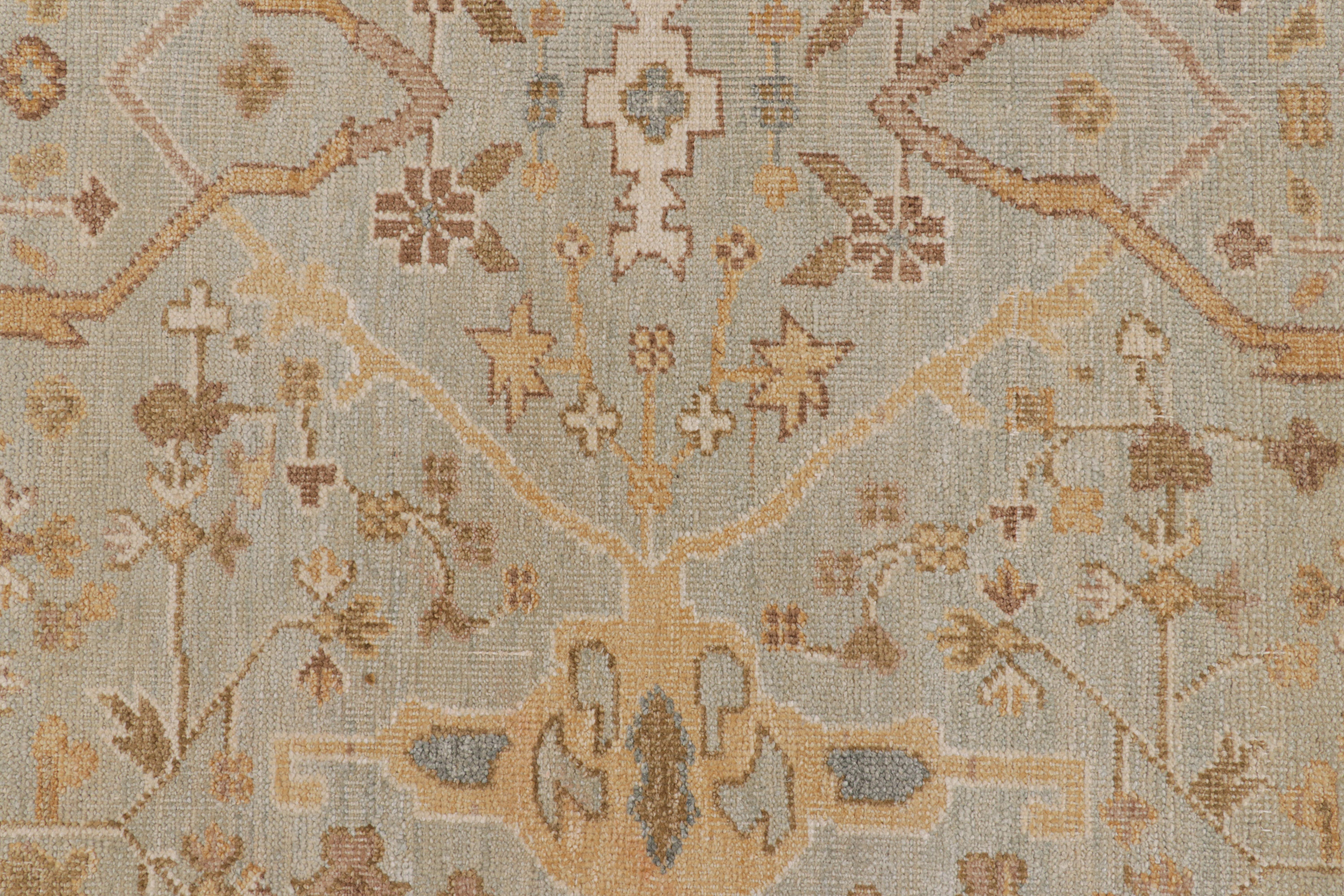 Moderno Rug & Kilim: Tappeto moderno in stile Oushak in blu e oro con motivi floreali in vendita