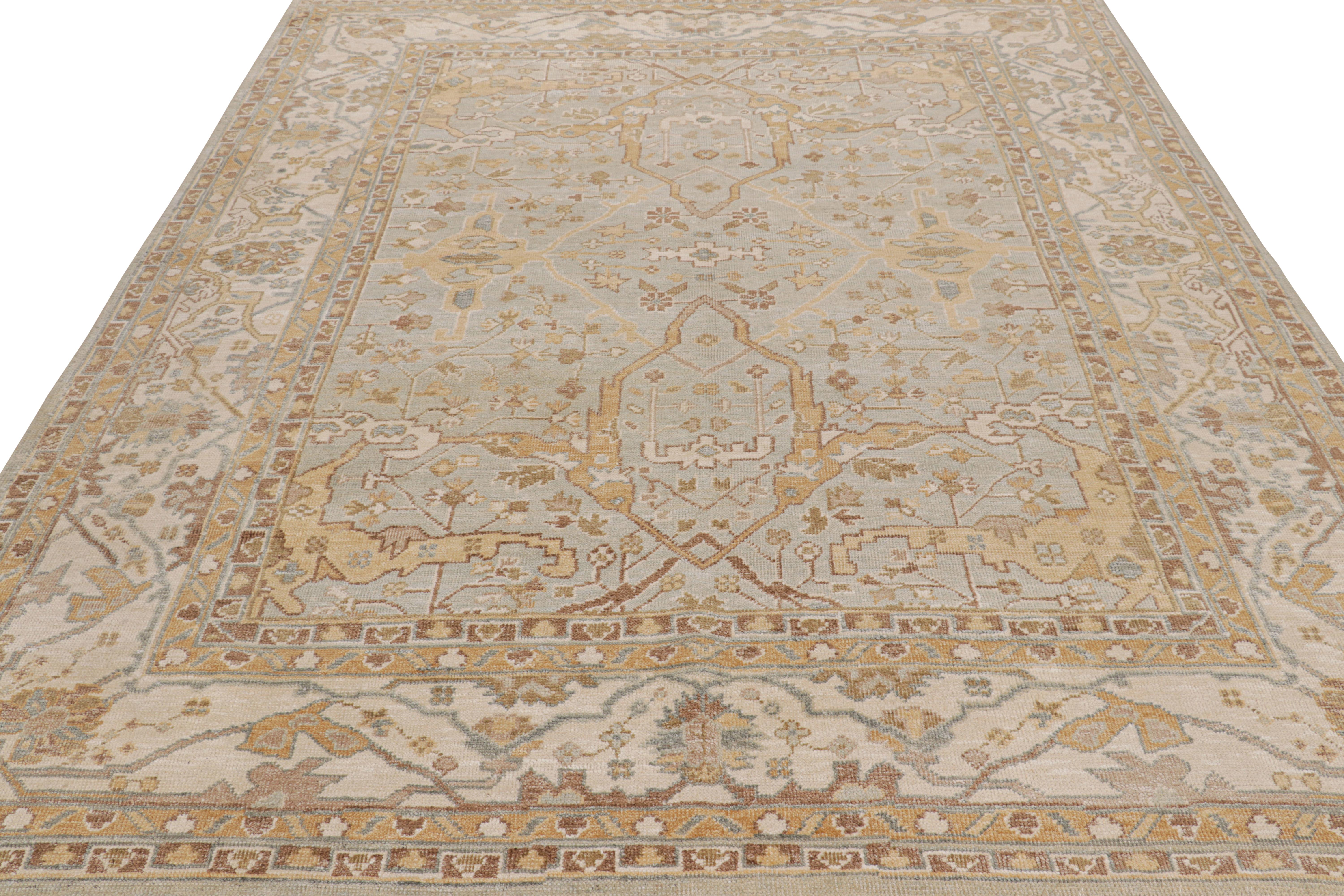 Annodato a mano Rug & Kilim: Tappeto moderno in stile Oushak in blu e oro con motivi floreali in vendita