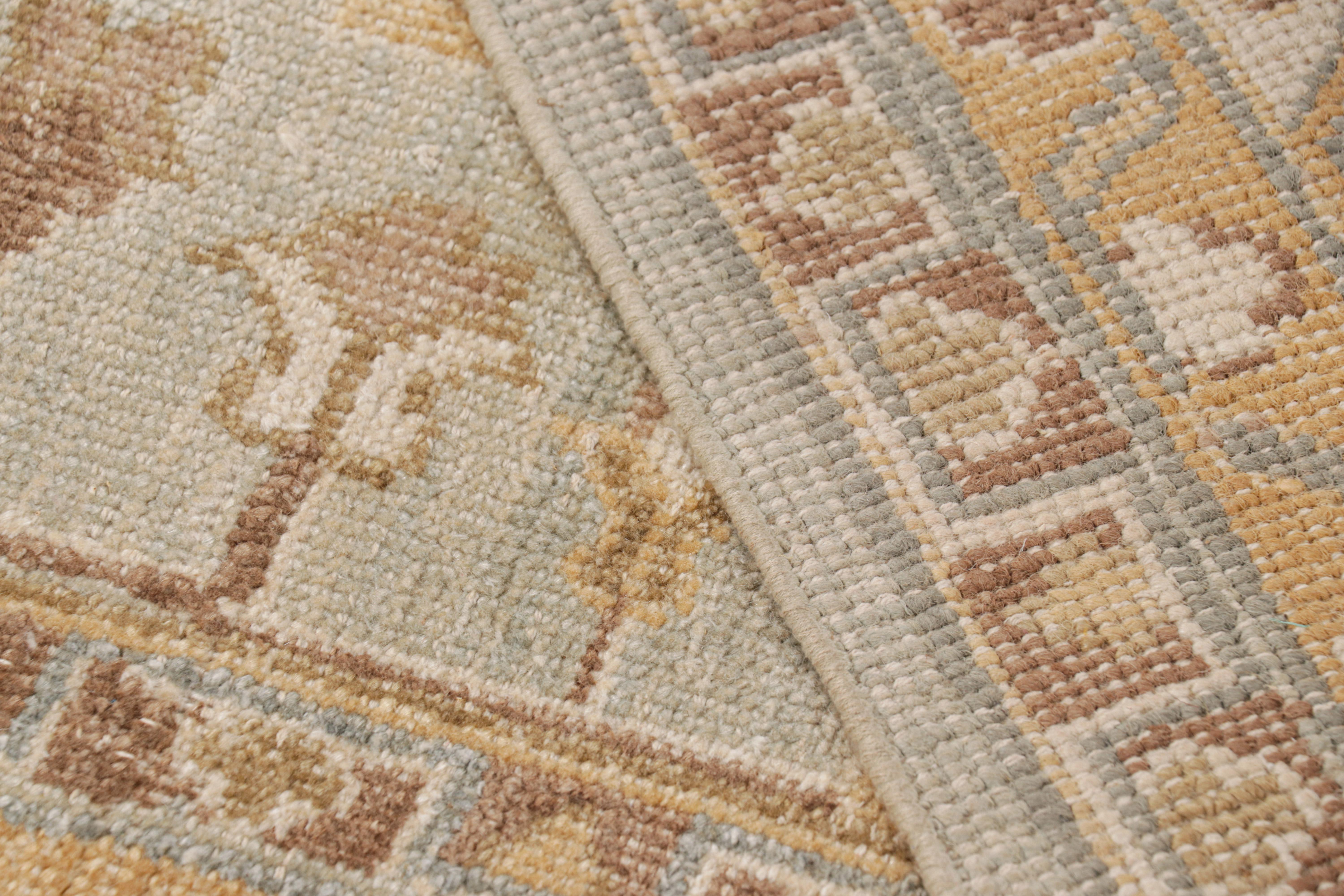 Lana Rug & Kilim: Tappeto moderno in stile Oushak in blu e oro con motivi floreali in vendita