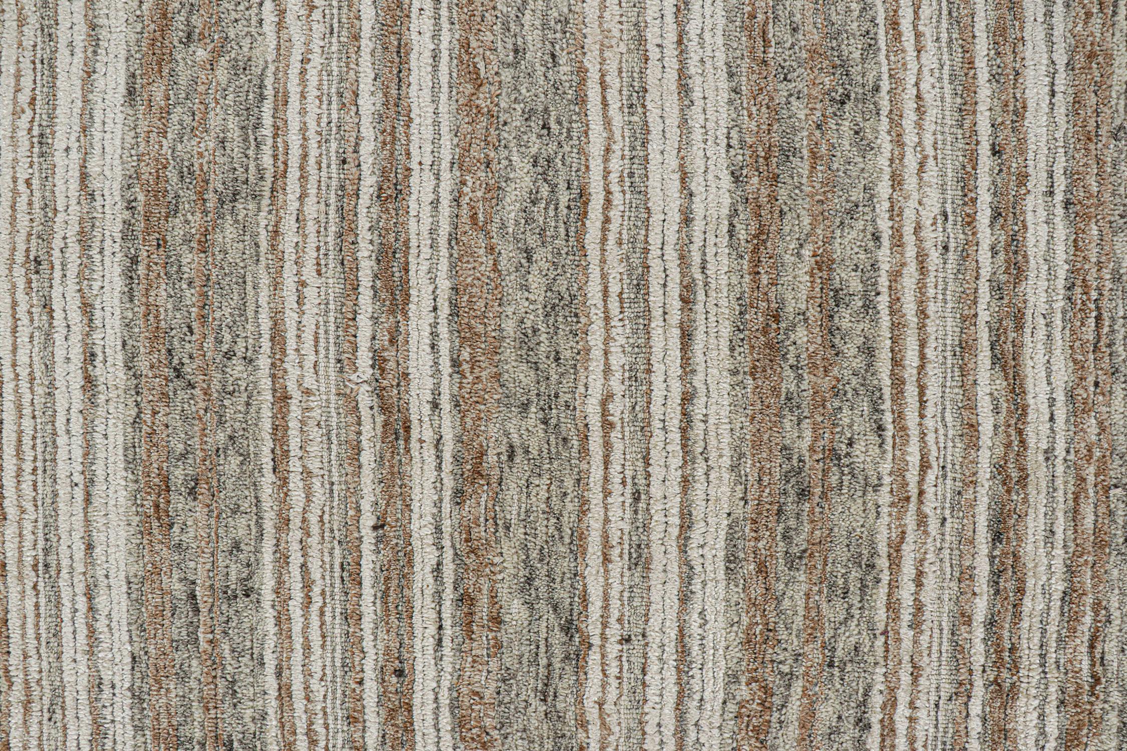 Moderner übergroßer Teppich von Rug & Kilim in Beige, Weiß und Grau gestreift (21. Jahrhundert und zeitgenössisch) im Angebot