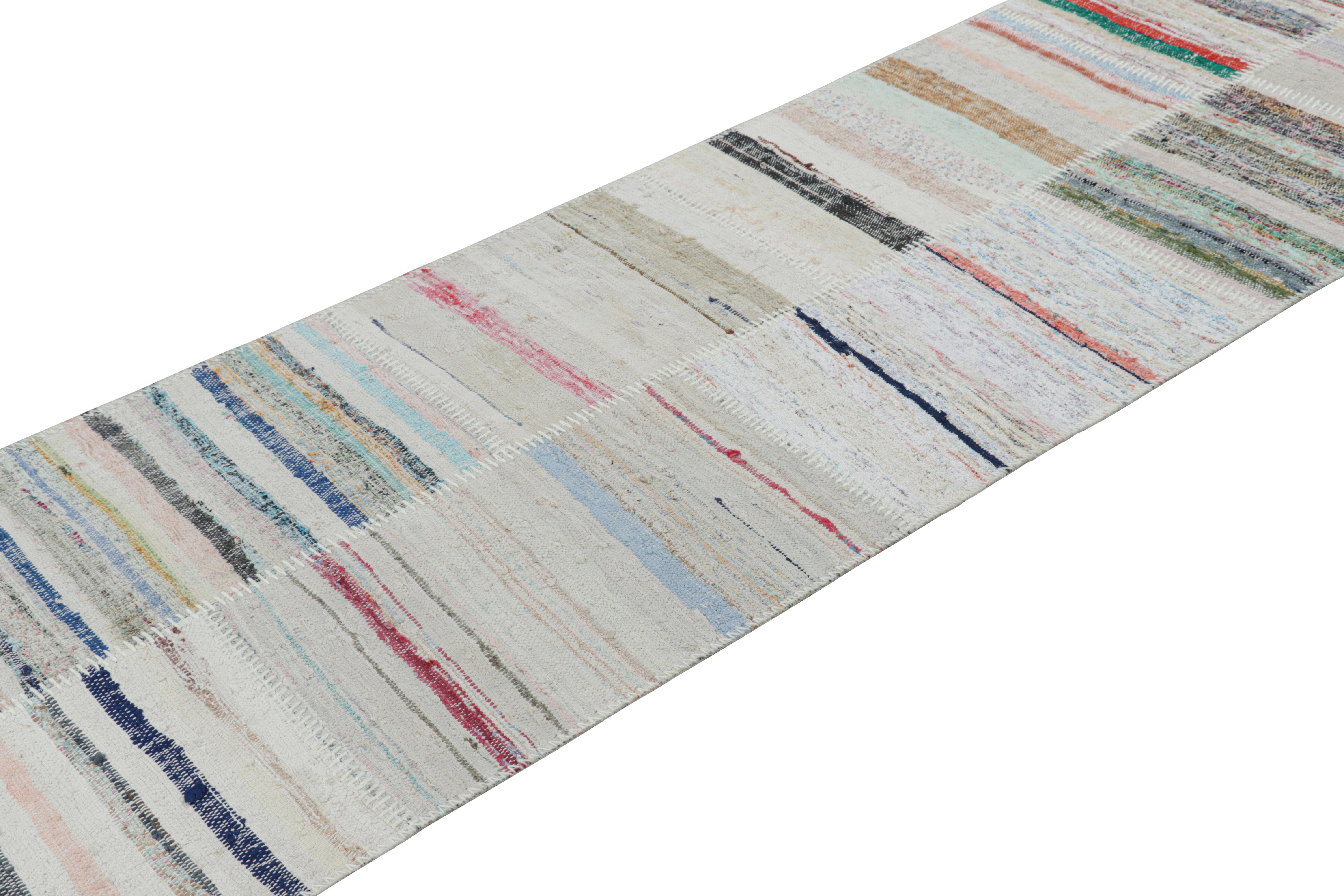Tessuto a mano in lana a trama piatta utilizzando filati vintage, questo moderno tappeto Kilim della collezione Patchwork Kilim di Rug & Kilim si ispira ai tappeti a trama piatta della metà del secolo scorso, con uno stravagante spettro di colori