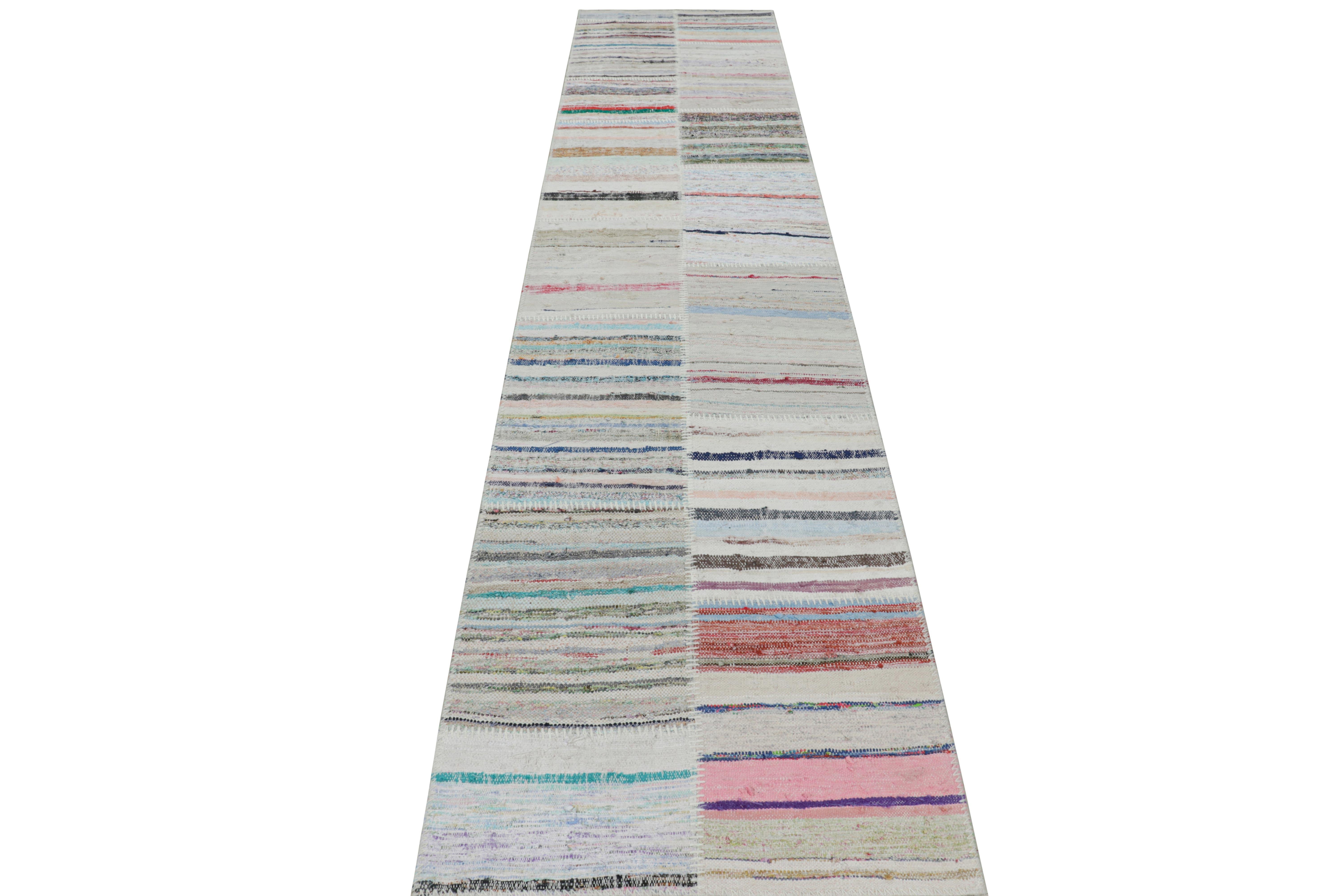 Turco Rug & Kilim - Kilim moderno patchwork in beige con motivo a strisce multicolore in vendita