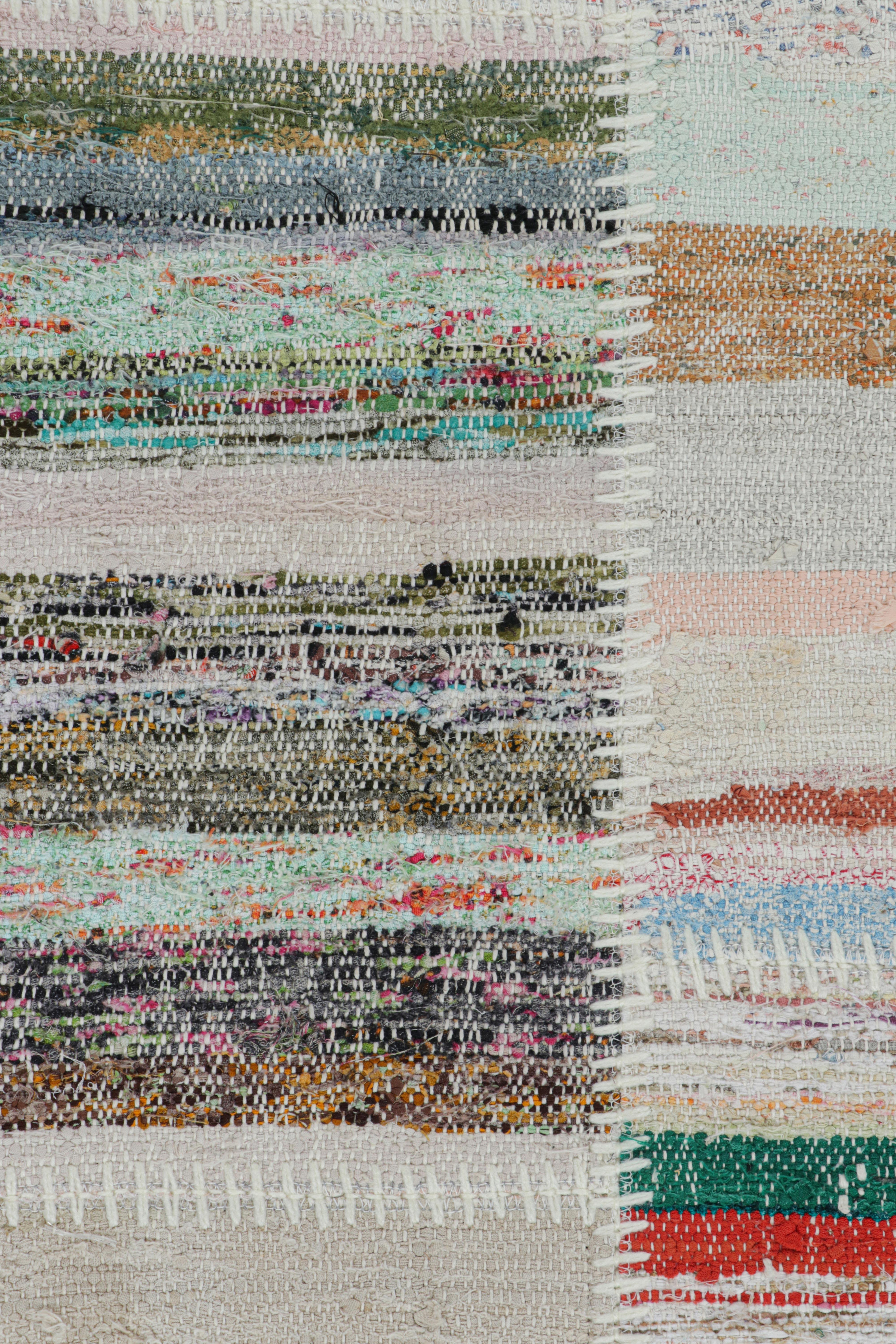 Rug & Kilim - Kilim moderno patchwork in beige con motivo a strisce multicolore In condizioni Nuovo in vendita a Long Island City, NY