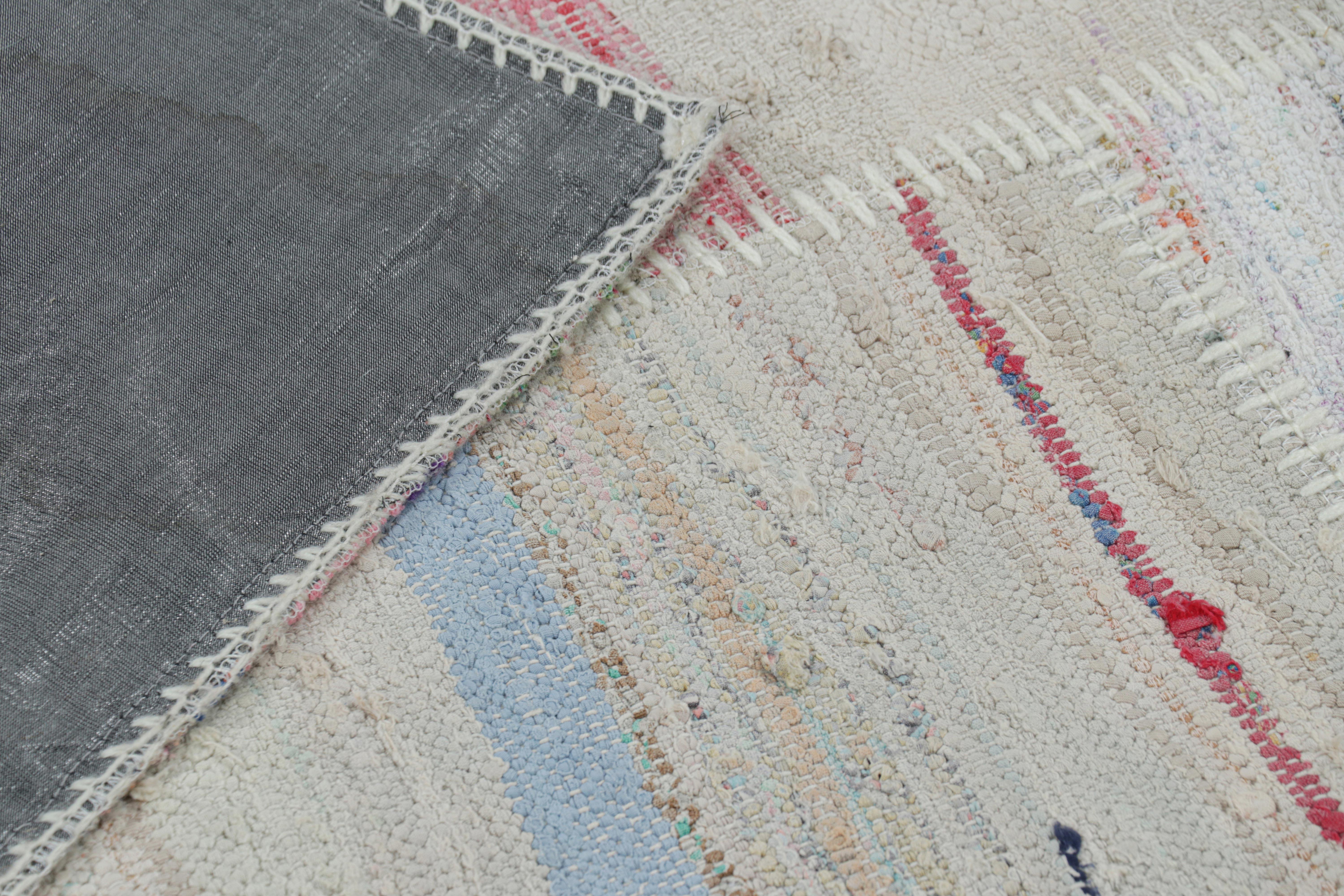 XXI secolo e contemporaneo Rug & Kilim - Kilim moderno patchwork in beige con motivo a strisce multicolore in vendita