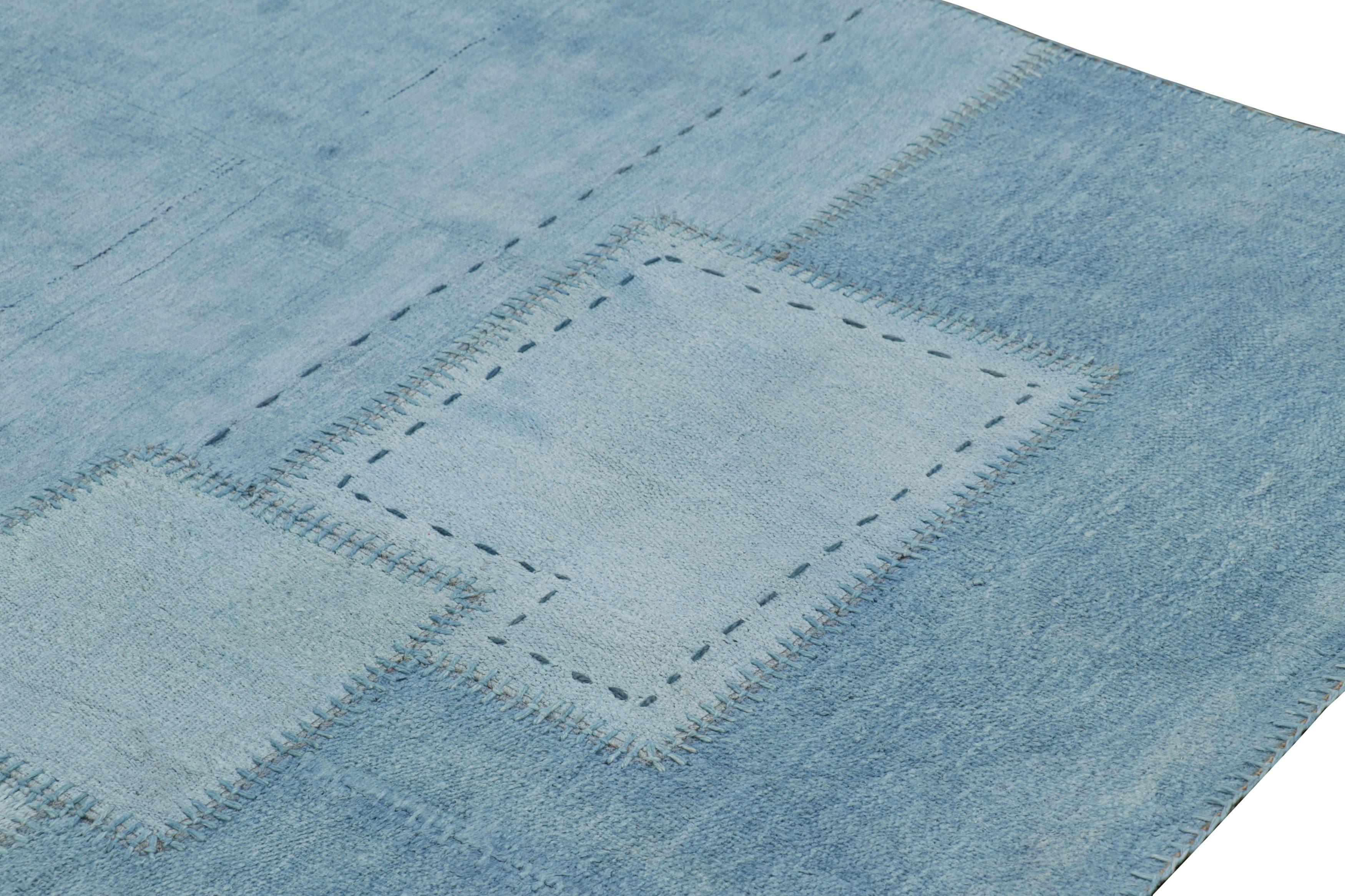 Moderne Rug & Kilim's Modern Patchwork Kilim in Blue and Cream Geometric Patterns (Motifs géométriques bleu et crème) en vente