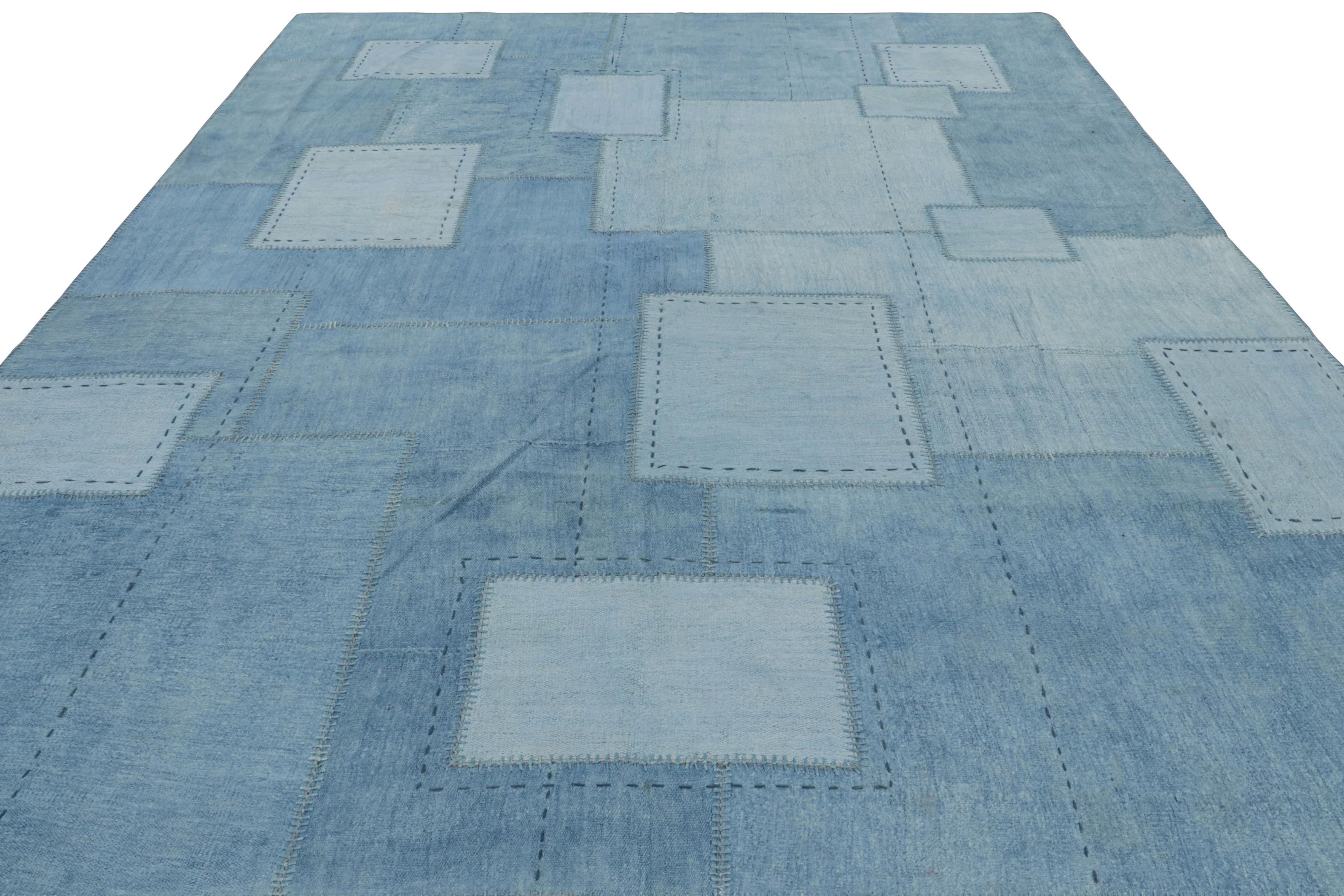 Kilim de patchwork moderno de Rug & Kilim con motivos geométricos en azul y crema Turco en venta
