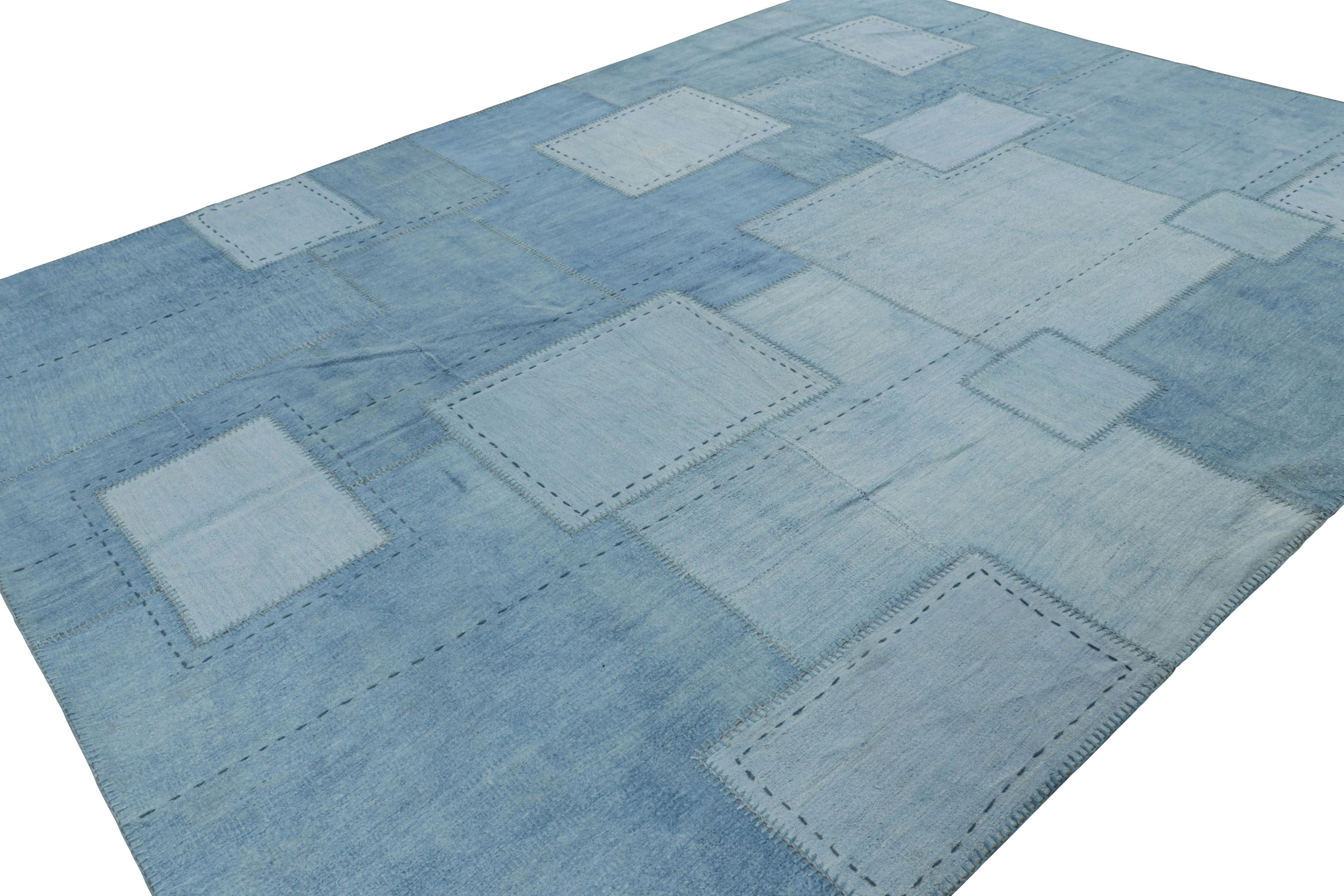 Kilim de patchwork moderno de Rug & Kilim con motivos geométricos en azul y crema Tejido a mano en venta