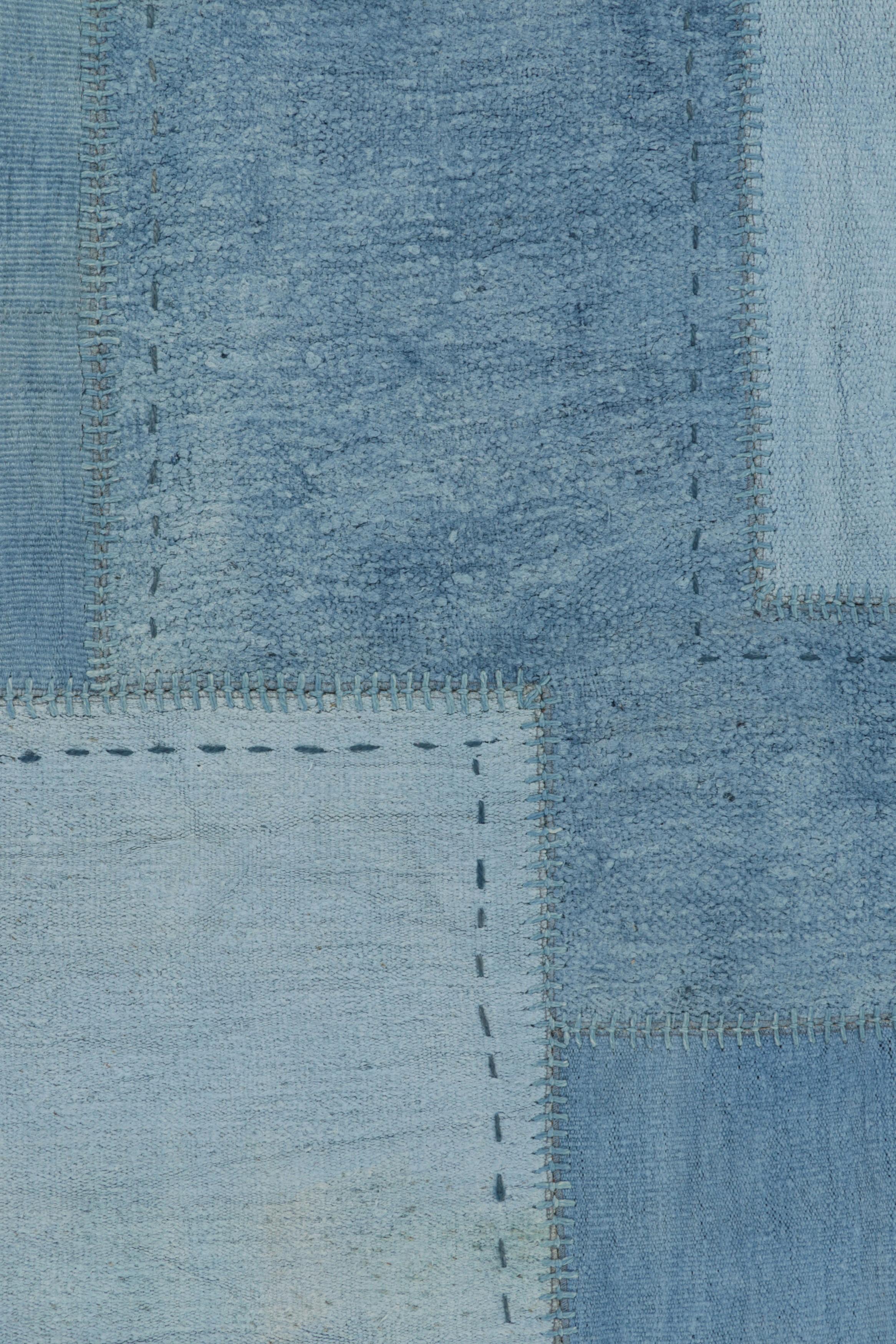 Kilim de patchwork moderno de Rug & Kilim con motivos geométricos en azul y crema en Nuevo estado para la venta en Long Island City, NY