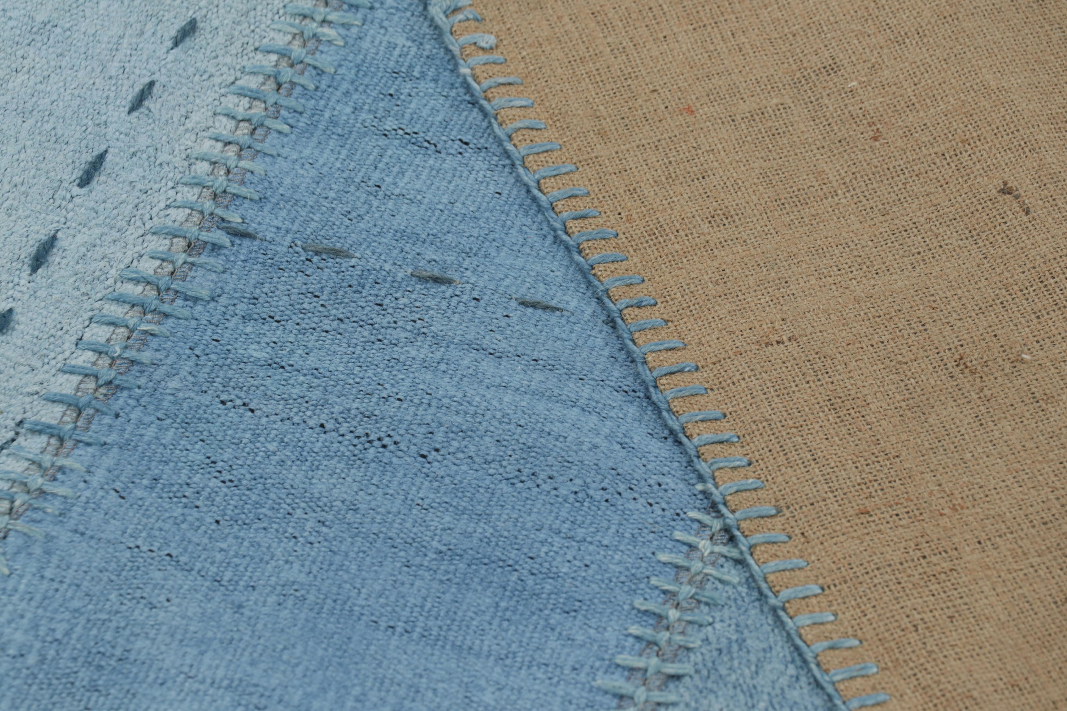 Kilim de patchwork moderno de Rug & Kilim con motivos geométricos en azul y crema Siglo XXI y contemporáneo en venta