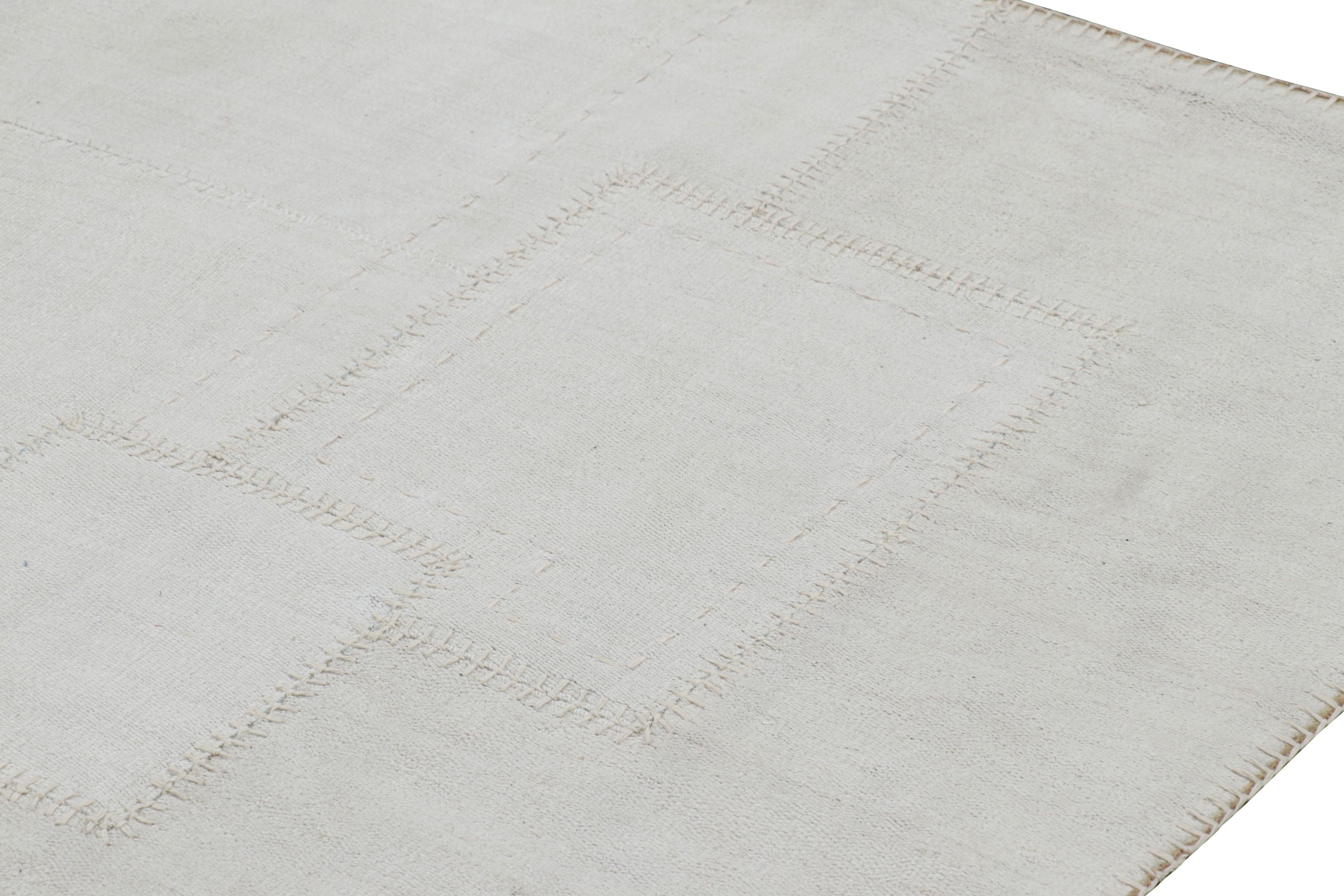 Dieser 10x13 große Patchwork-Kilim-Teppich von Rug & Kilim ist in Flachgewebe aus Wolle handgewebt und besteht aus Kendir, einer natürlichen Bastfaser, die der Jute ähnelt. Das macht ihn zu einer außergewöhnlichen, nachhaltigen Ergänzung für moderne