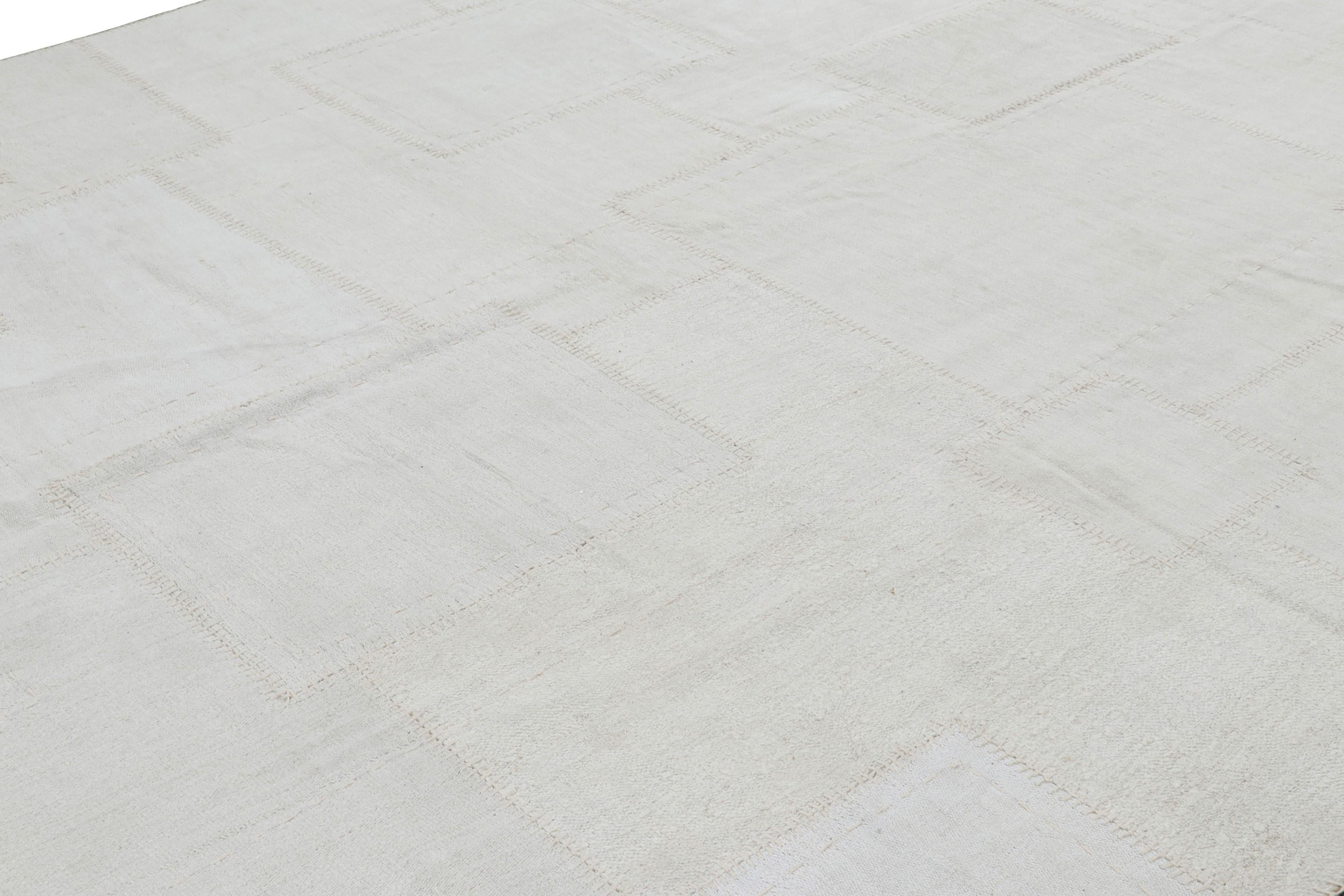 Moderne Rug & Kilim's Modern Patchwork Kilim in Blue and White Geometric Patterns (Kilim moderne en patchwork à motifs géométriques bleus et blancs) en vente