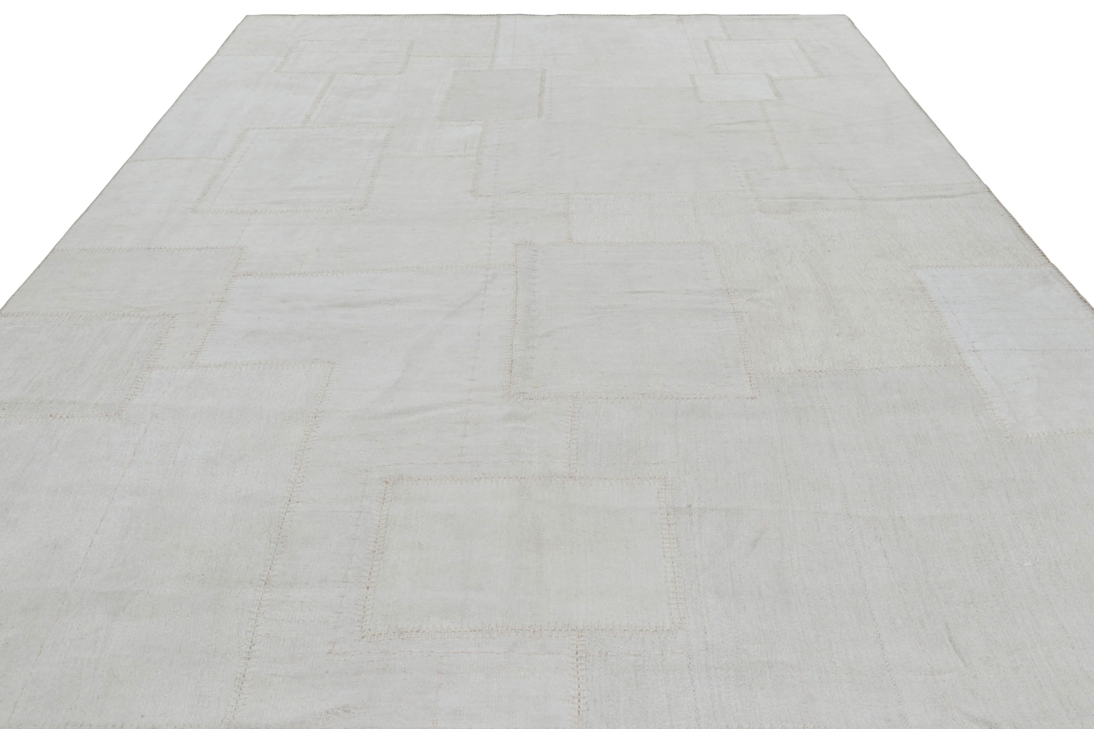 Turc Rug & Kilim's Modern Patchwork Kilim in Blue and White Geometric Patterns (Kilim moderne en patchwork à motifs géométriques bleus et blancs) en vente