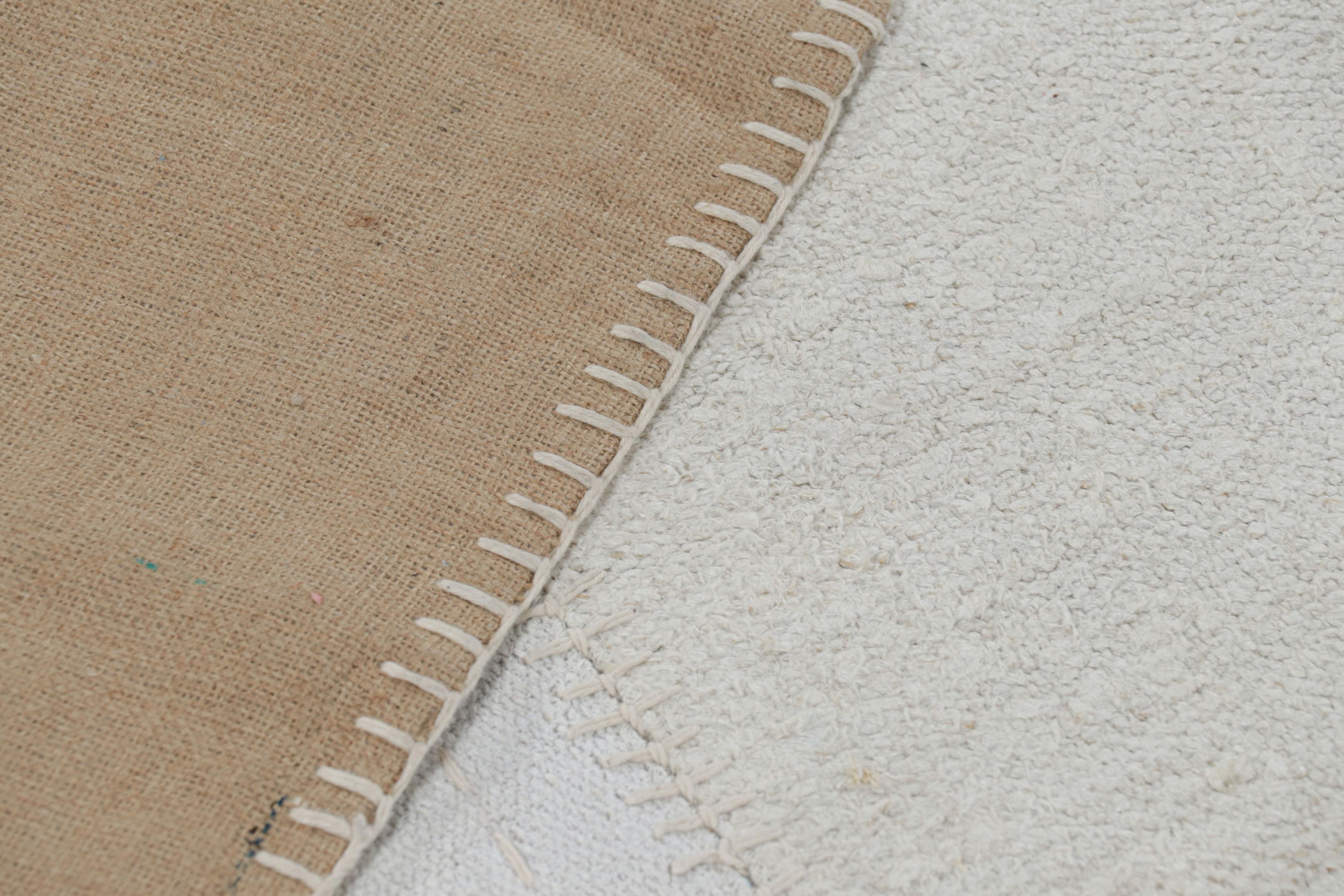 XXIe siècle et contemporain Rug & Kilim's Modern Patchwork Kilim in Blue and White Geometric Patterns (Kilim moderne en patchwork à motifs géométriques bleus et blancs) en vente