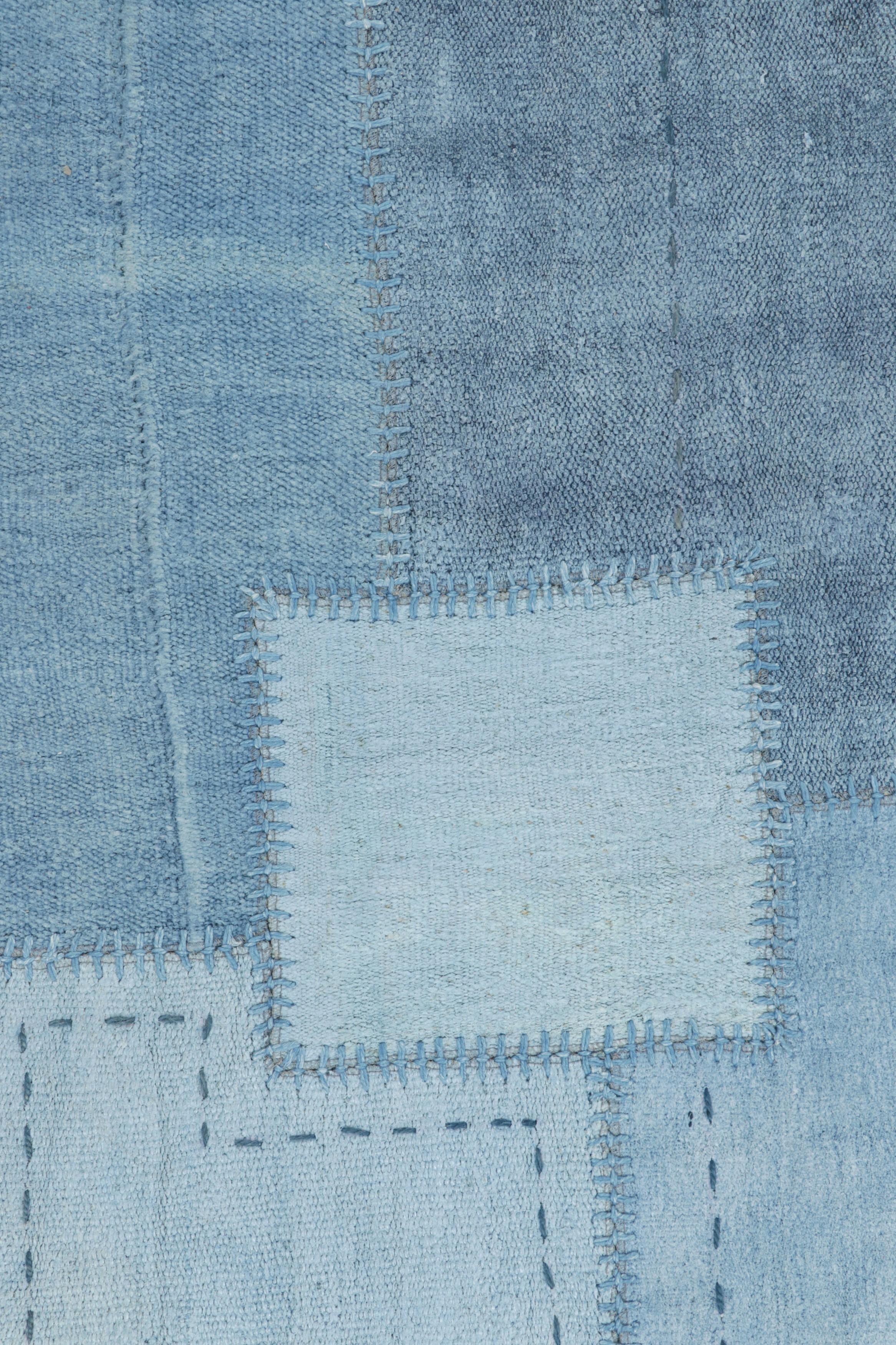 Moderno Rug & Kilim - Kilim moderno patchwork con motivi geometrici blu chiaro in vendita
