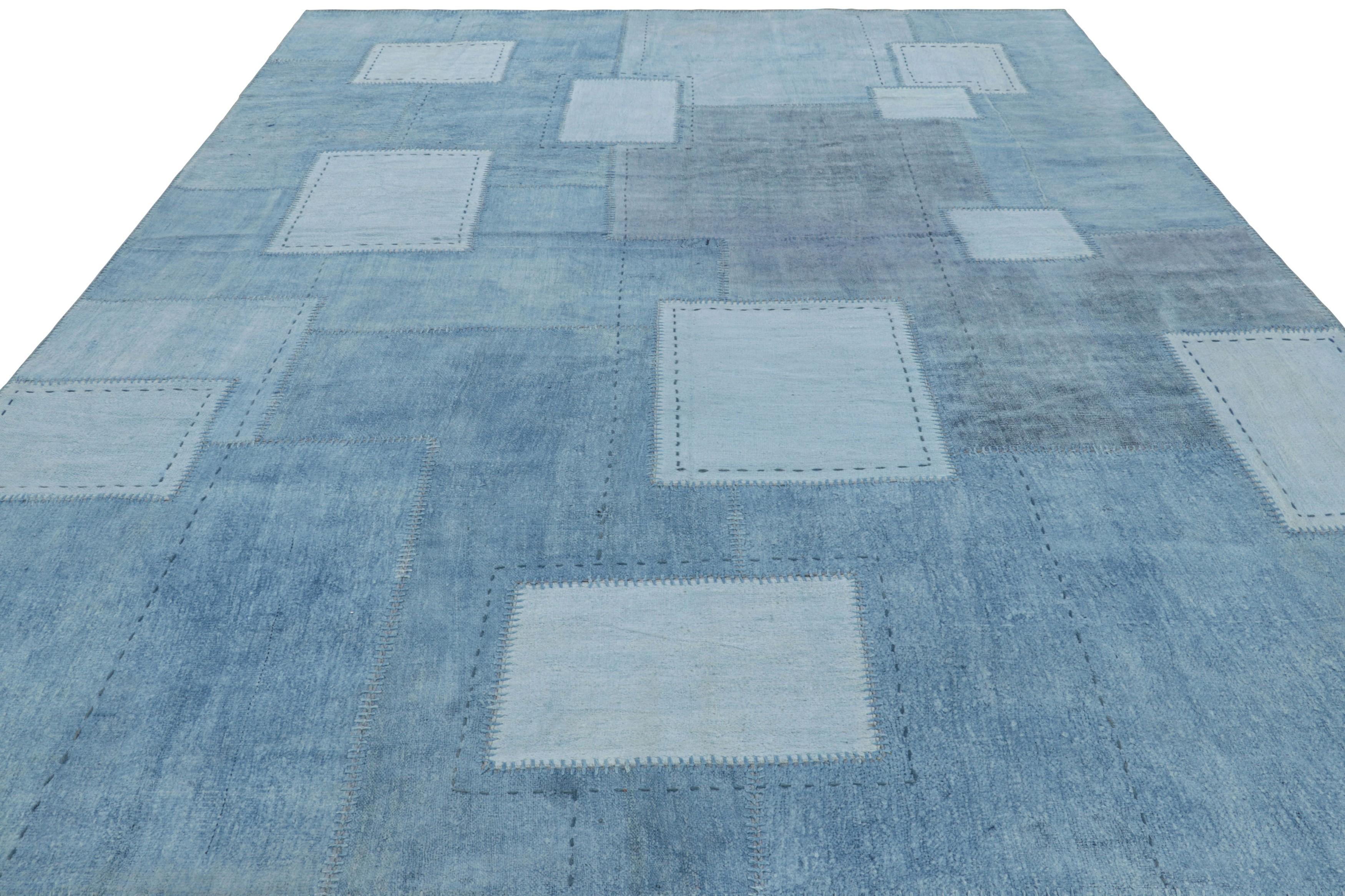 Turco Rug & Kilim - Kilim moderno patchwork con motivi geometrici blu chiaro in vendita