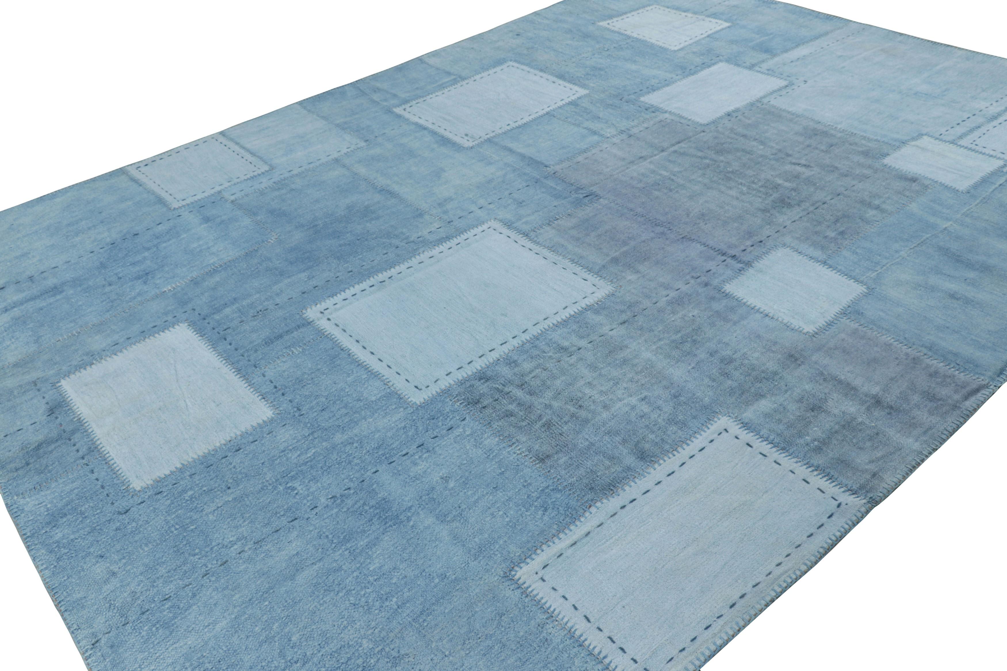 Tessuto a mano Rug & Kilim - Kilim moderno patchwork con motivi geometrici blu chiaro in vendita