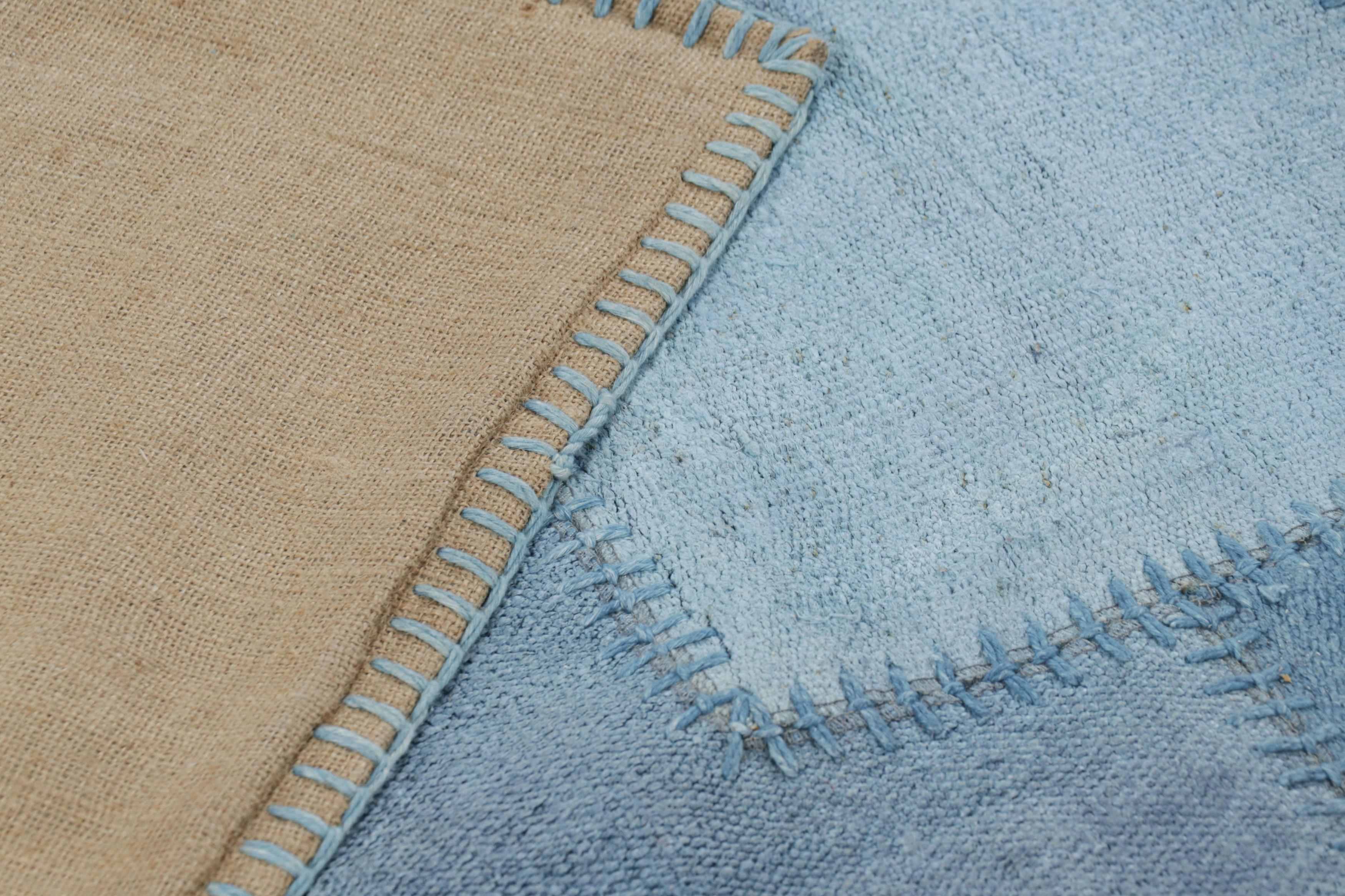XXI secolo e contemporaneo Rug & Kilim - Kilim moderno patchwork con motivi geometrici blu chiaro in vendita