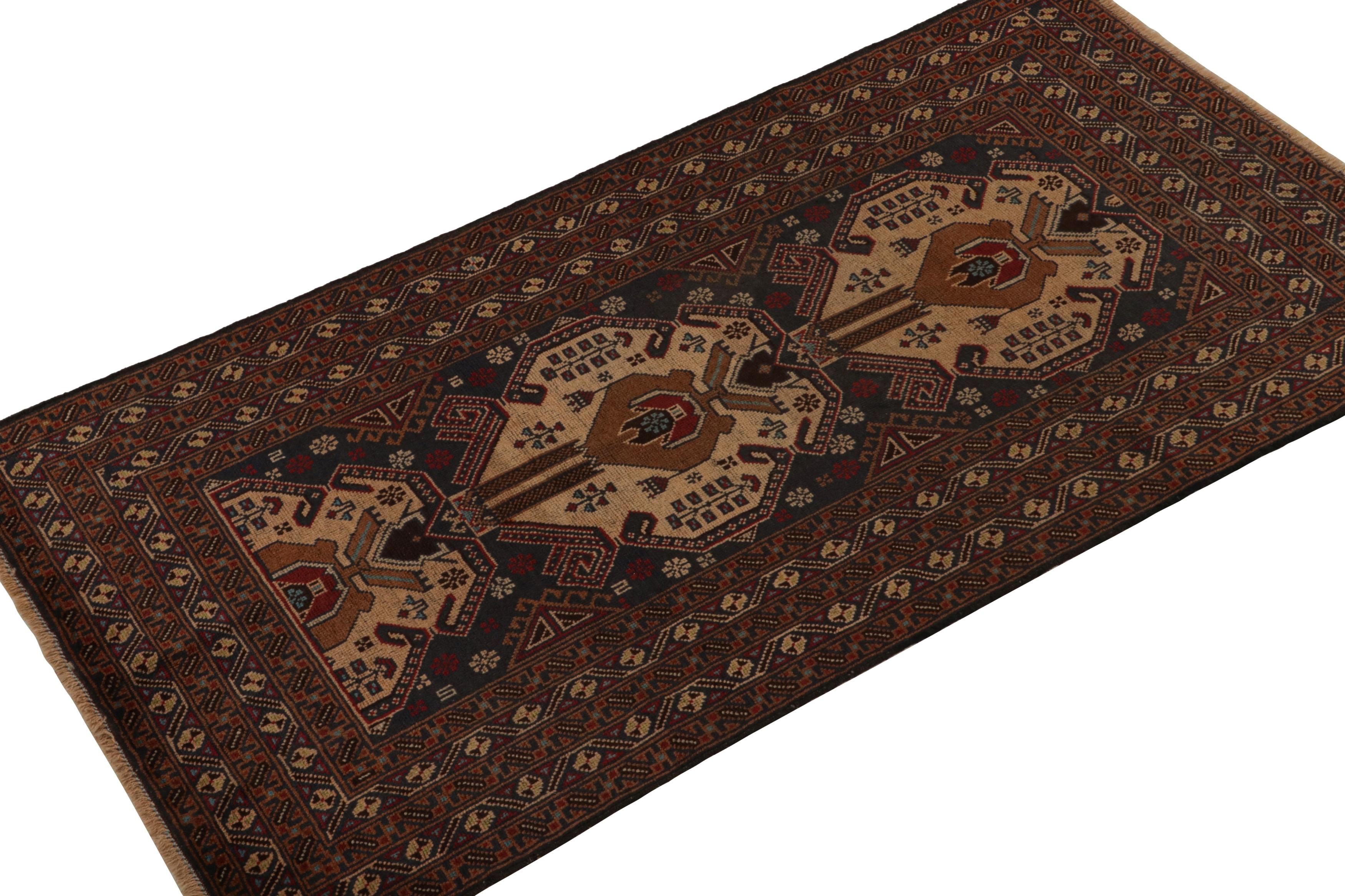 Dieser aus Wolle handgeknüpfte persische Läufer 3x6 Baluch aus den 1950er Jahren ist der jüngste Neuzugang in der Antique & Vintage Collection'S von Rug & Kilim.

Über das Design:

Das Stück strahlt ein tiefes Gefühl des Geheimnisses aus, das die