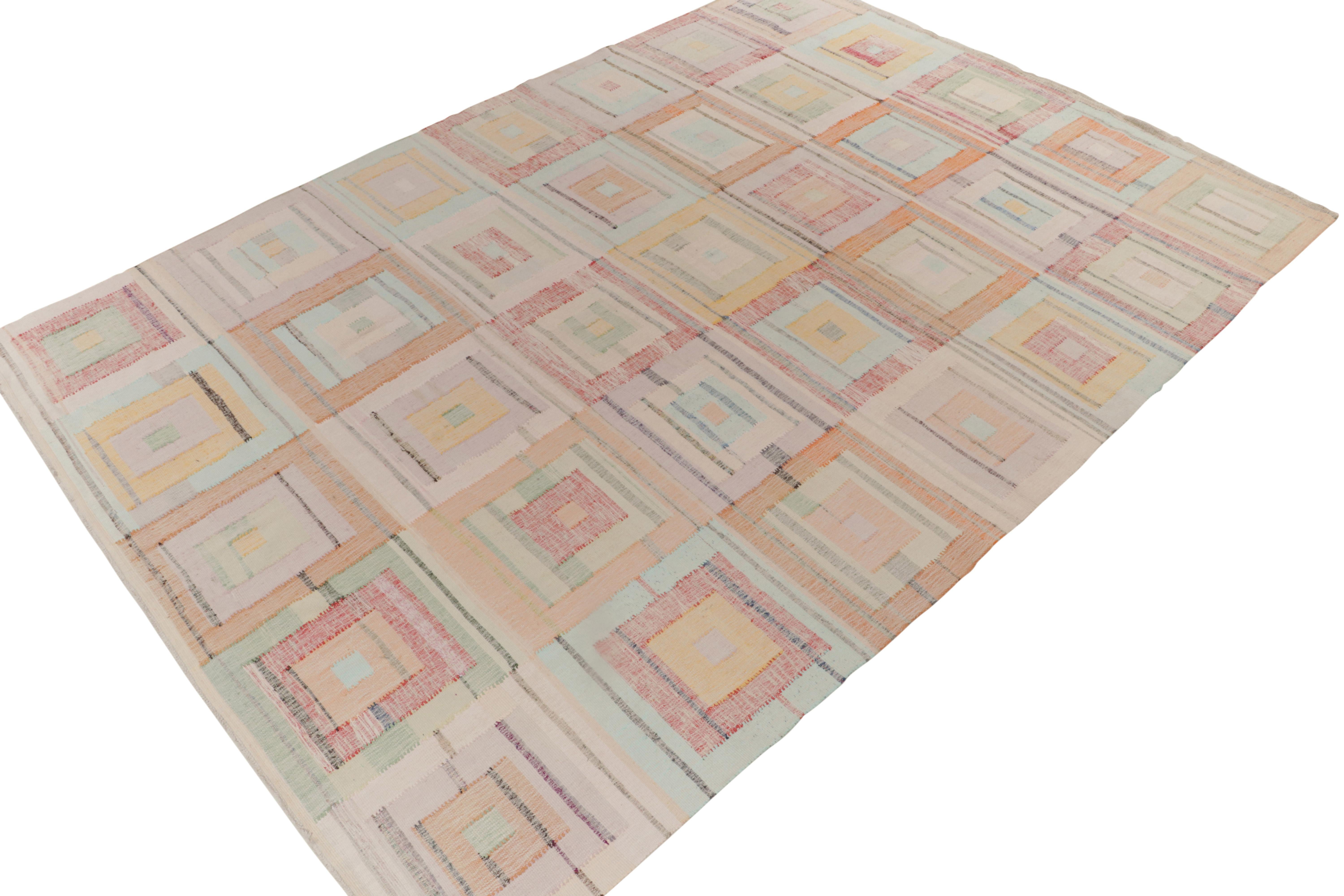 Ein moderner Kelimteppich im Format 10x14 aus unserer ausgezeichneten Patchwork-Kollektion, der durch die Wiederverwendung alter Garne zu neuen Designs hergestellt wird. 

Der Teppich ist subtil von Klassikern inspiriert und erhält einen völlig