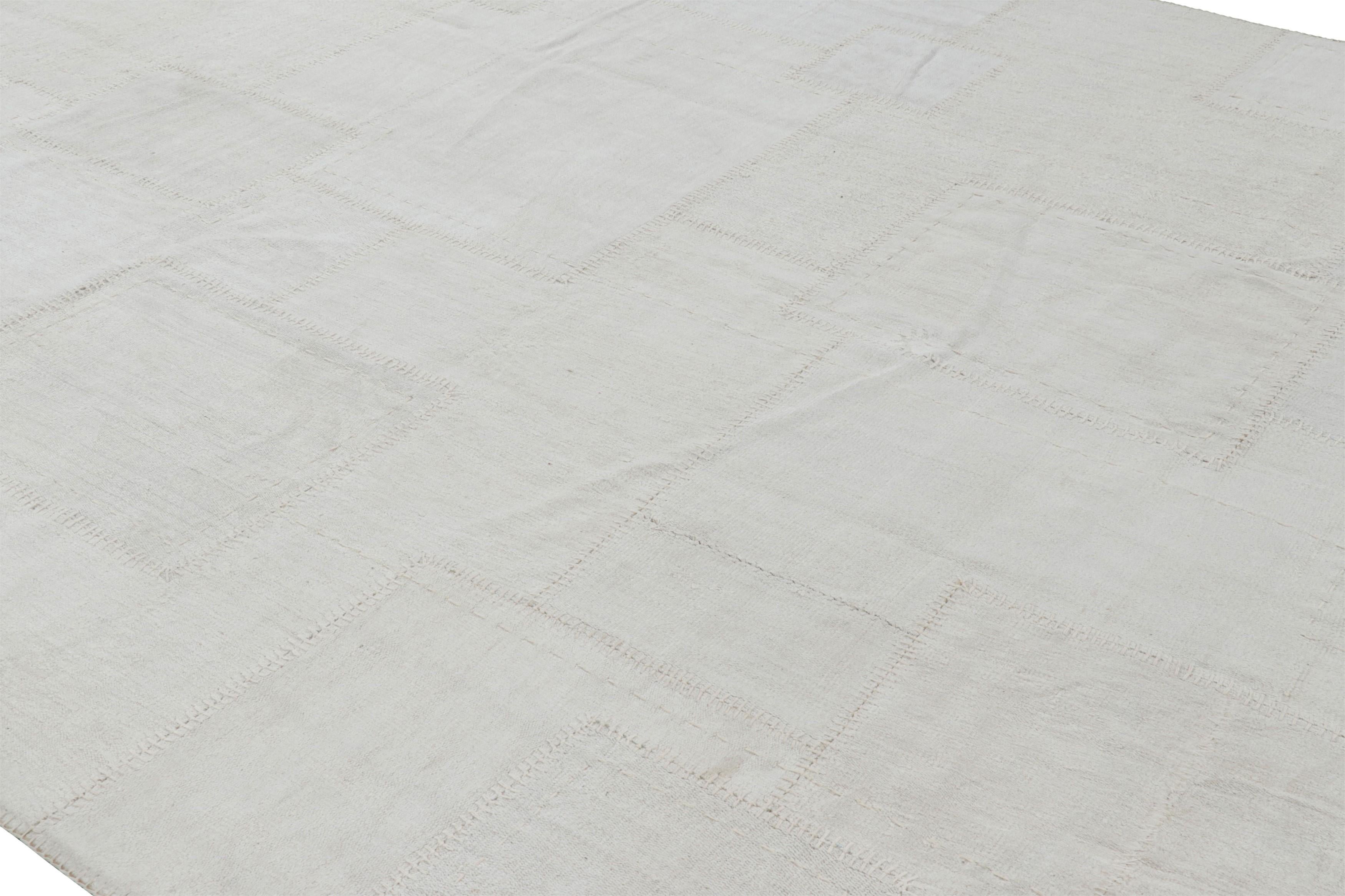 Moderno Rug & Kilim: moderno kilim patchwork in bianco con motivi geometrici attenuati in vendita