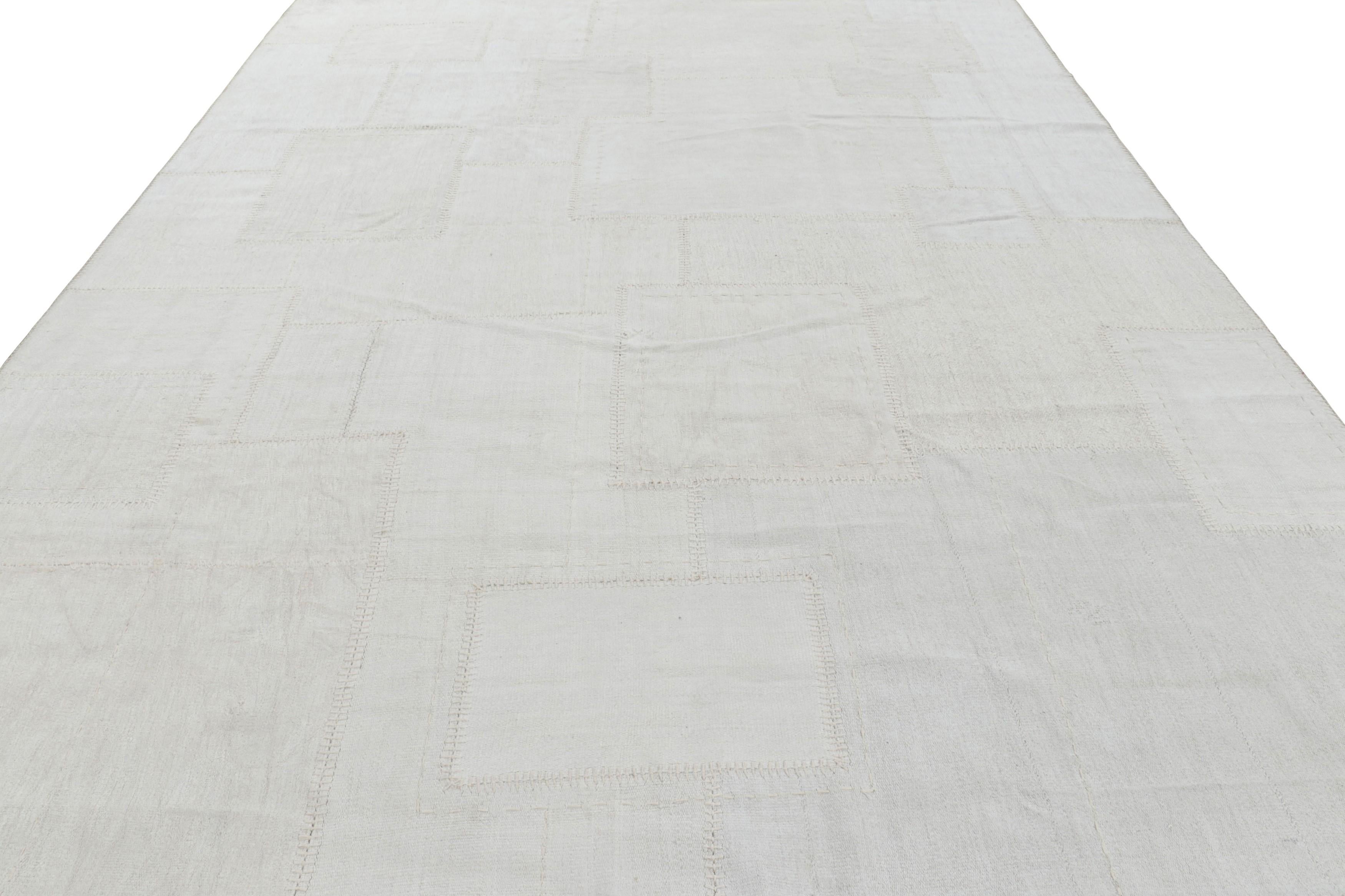 Turco Rug & Kilim: moderno kilim patchwork in bianco con motivi geometrici attenuati in vendita