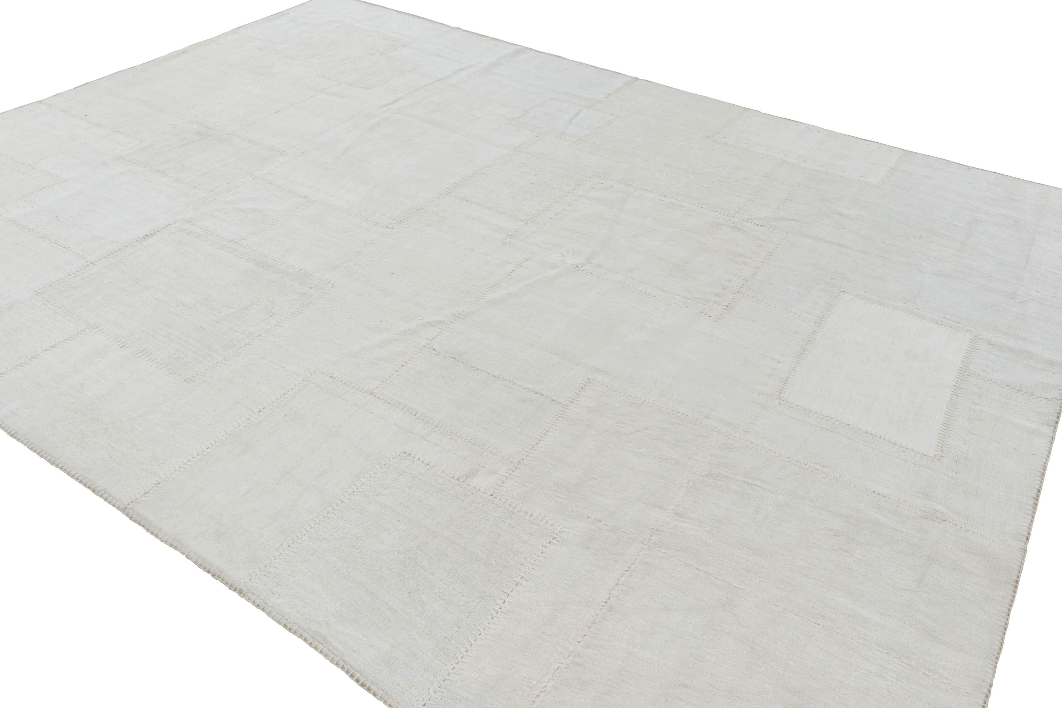 Tessuto a mano Rug & Kilim: moderno kilim patchwork in bianco con motivi geometrici attenuati in vendita